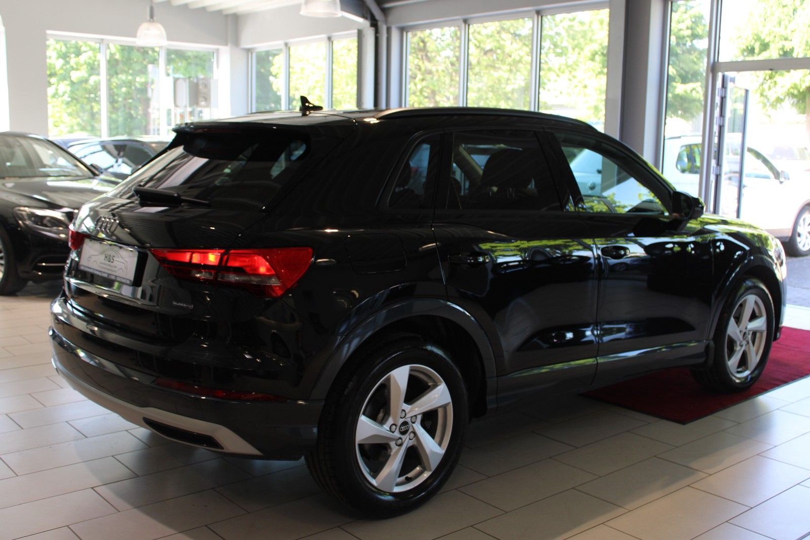 Audi Q3 40 TFSI quattro advanced - Samsaru's Car Outlet