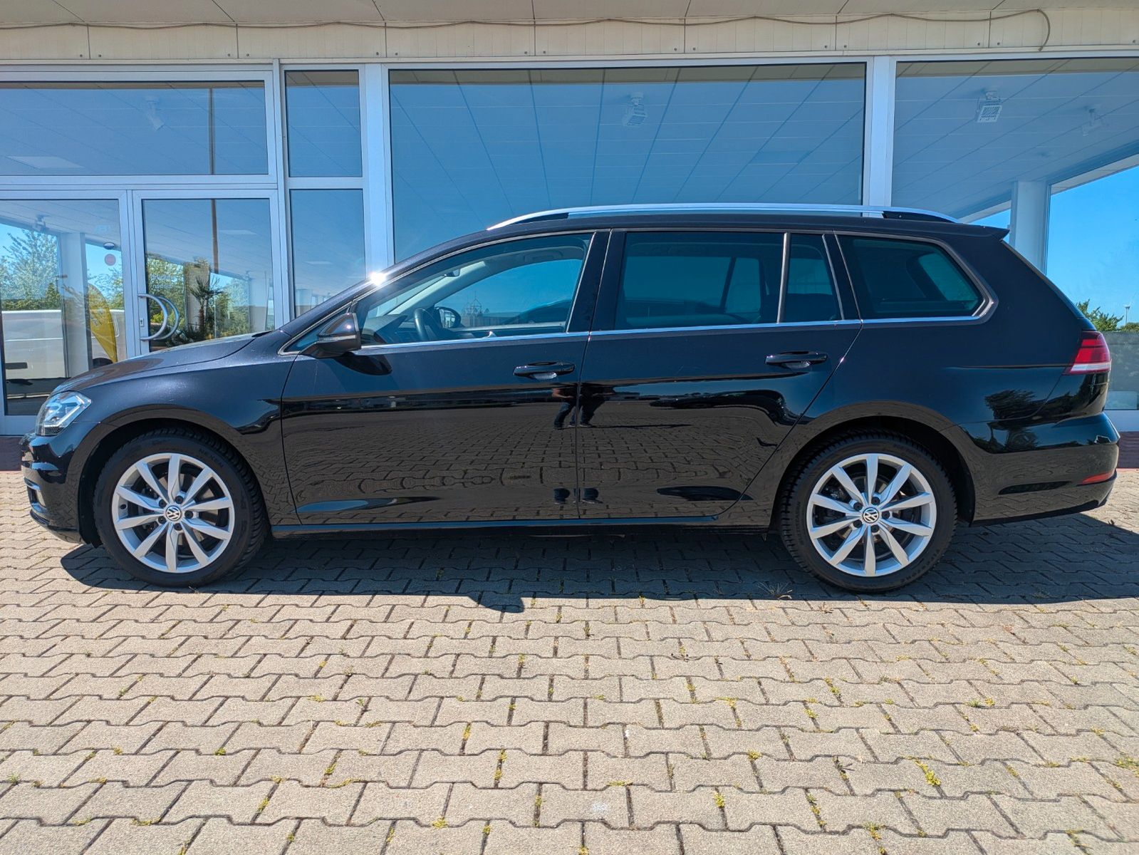Volkswagen Golf VII Variant Highline DSG - Samsaru's Car Outlet