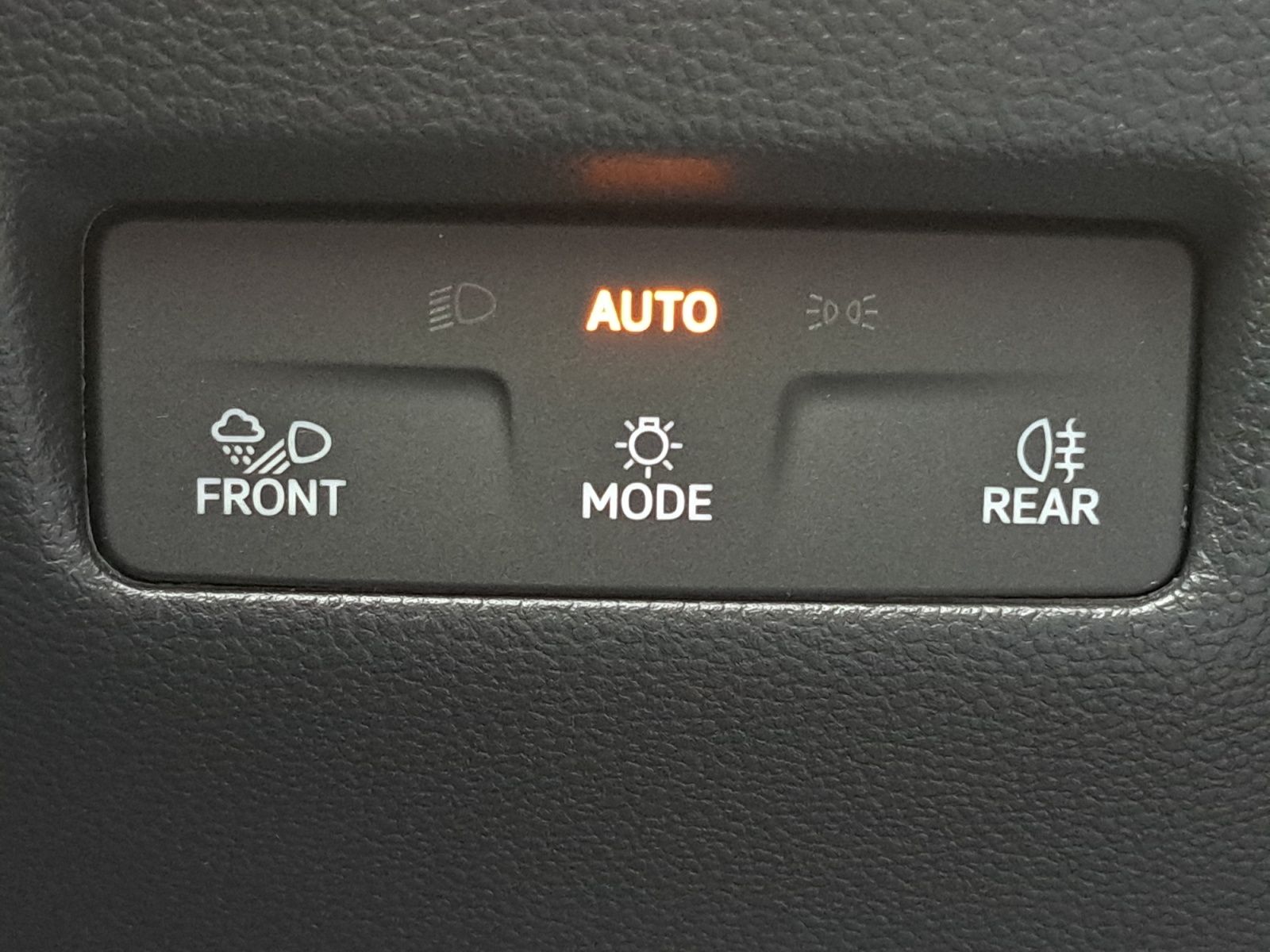 Volkswagen Passat Var. R-Line 1.5 eHybrid DSG AHK PANO 3,99