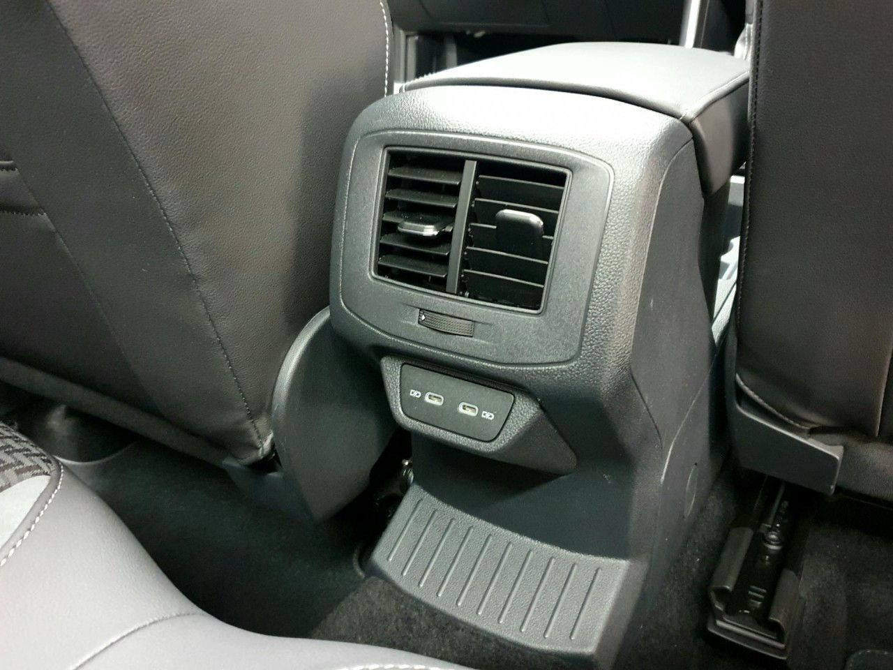 Volkswagen T-Roc 1.5TSI DSG R-Line - Samsaru's Car Outlet