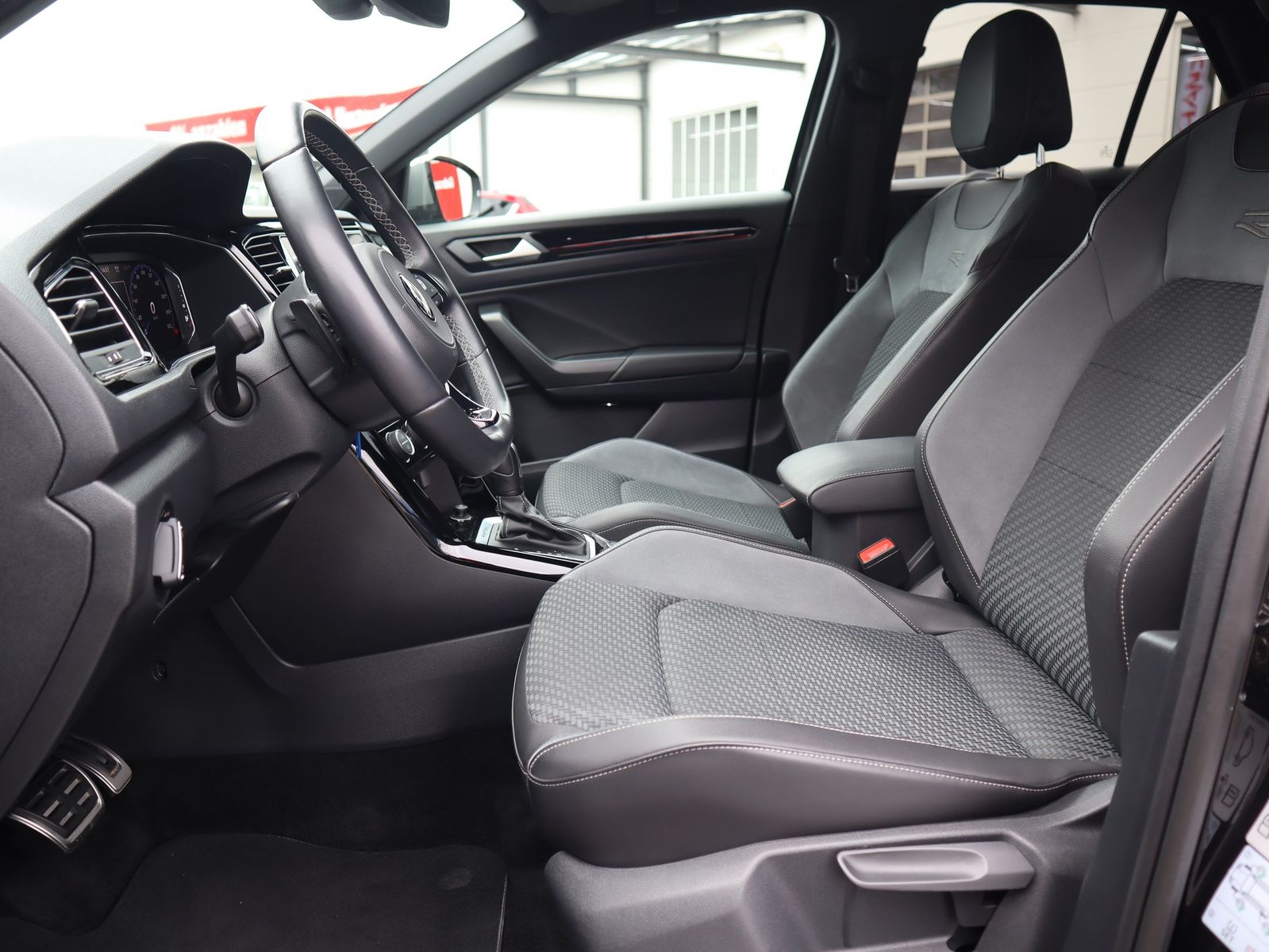 Volkswagen T-Roc 2.0 TSI DSG R 4Motion - Samsaru's Car Outlet