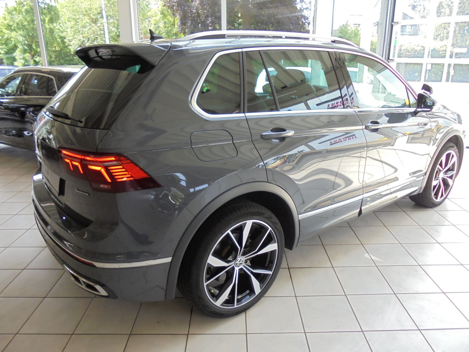 Volkswagen Tiguan R-Line 4Mo - Samsaru's Car Outlet