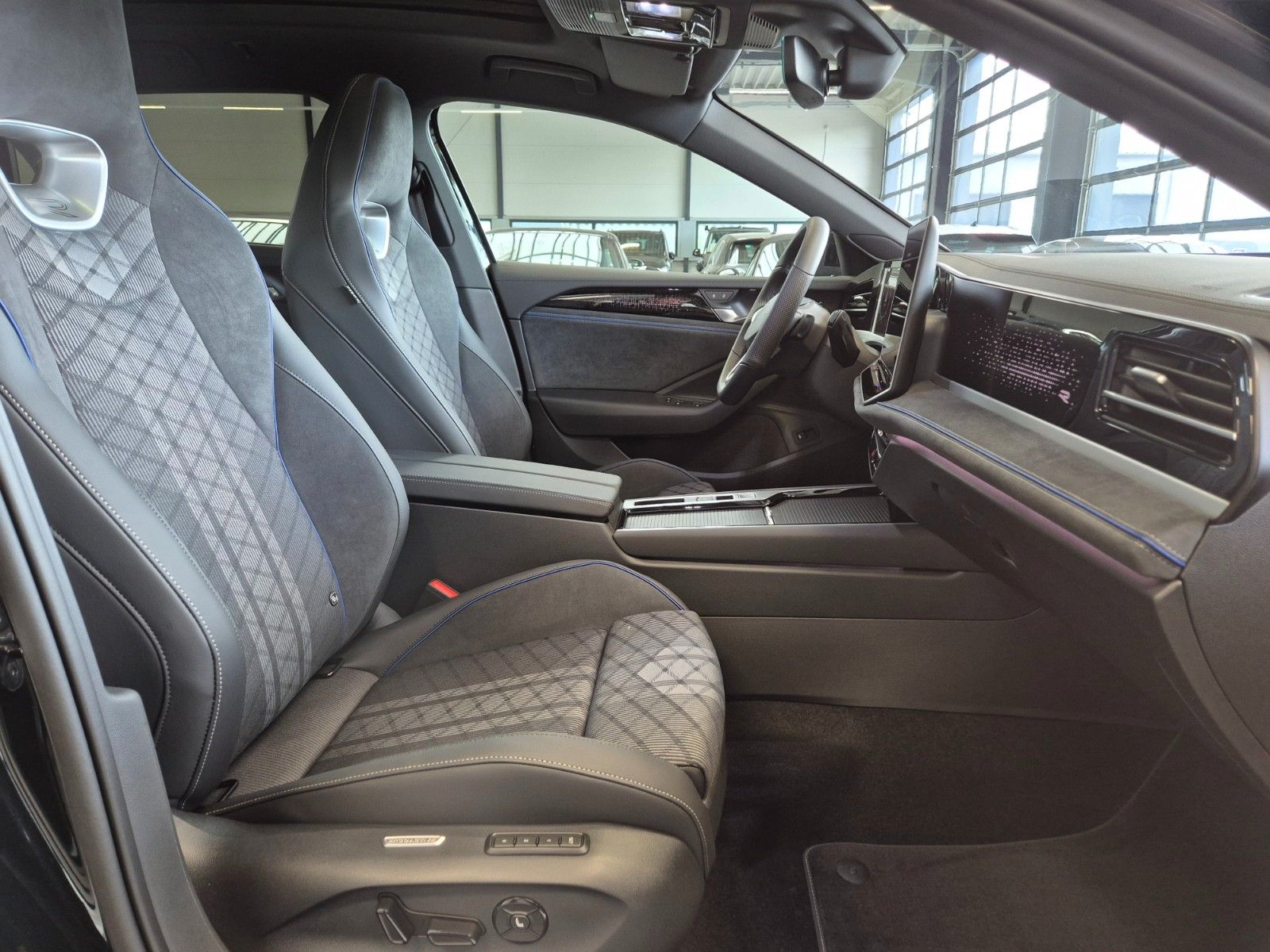 Volkswagen PASSAT VARIANT 2.0 TSI 4M R-LINE IQ PANO HUD AHK