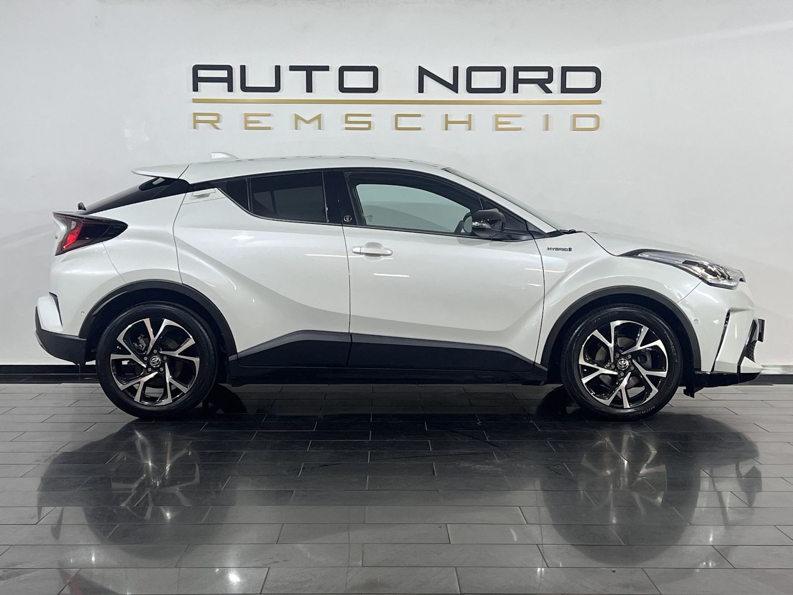 Toyota C-HR 2.0 Hybrid Team - Samsaru's Car Outlet