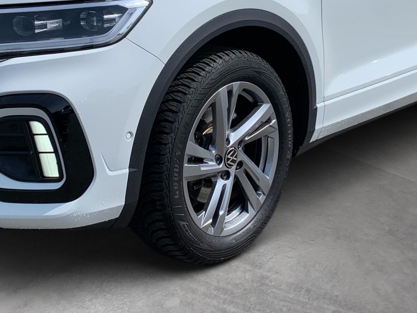 Volkswagen T-Roc 2.0 TDI R-Line - Samsaru's Car Outlet