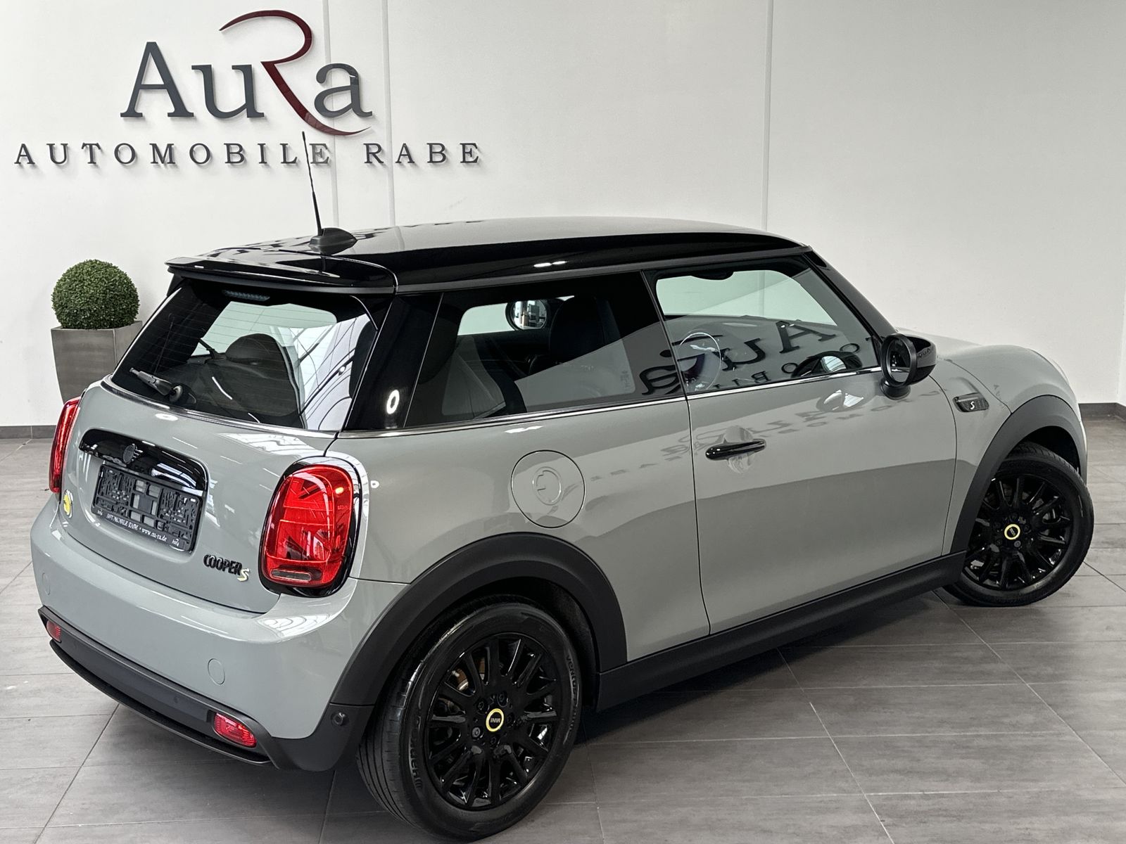 MINI Cooper SE Classic Trim Black - Samsaru's Car Outlet