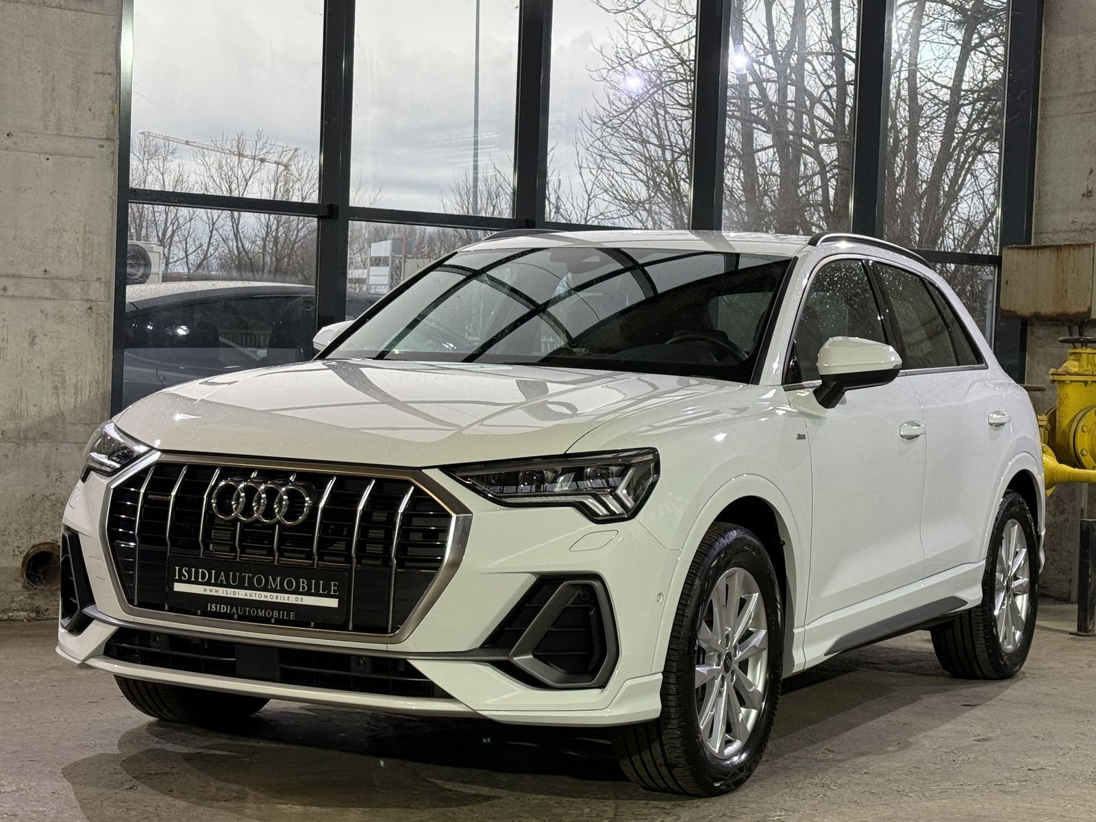 Audi Q3 45 S line - Samsaru's Car Outlet