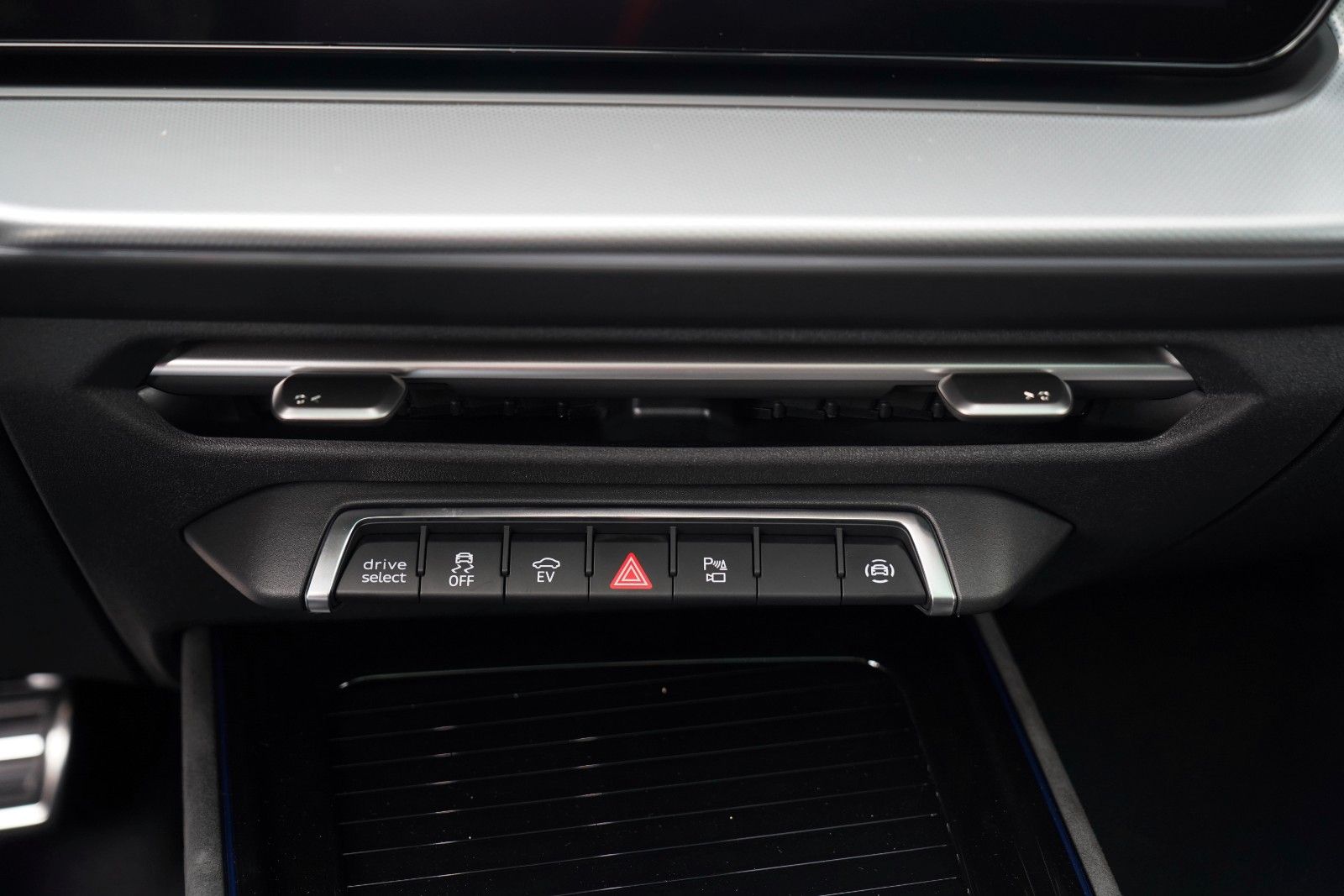 Audi Q3 SUV e-hybrid AHK S-LINE PANO TECH PRO MATRIX