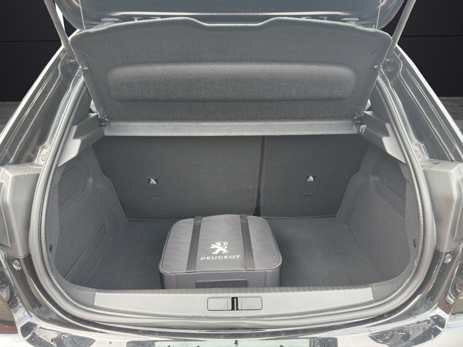 Peugeot 208 eActive - Samsaru's Car Outlet