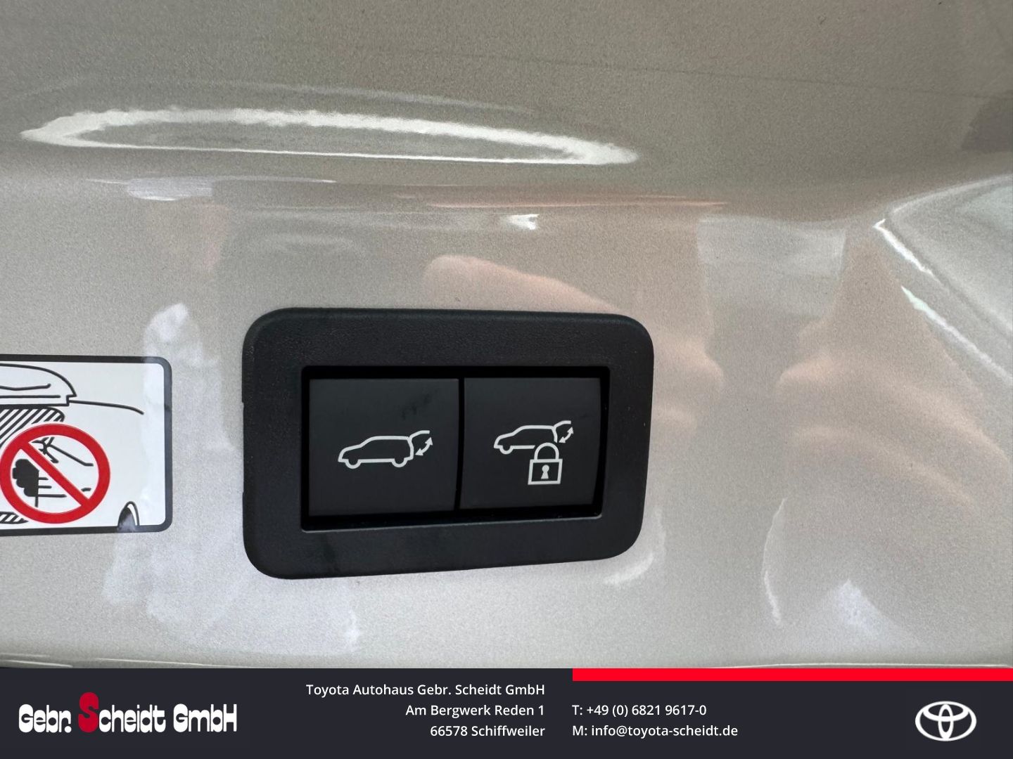 Toyota C-HR Plug-In Hybrid FWD Team D  Elektr. Heckkl L