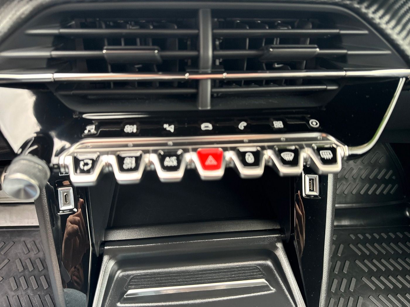 Peugeot 2008 e- Allure - Samsaru's Car Outlet