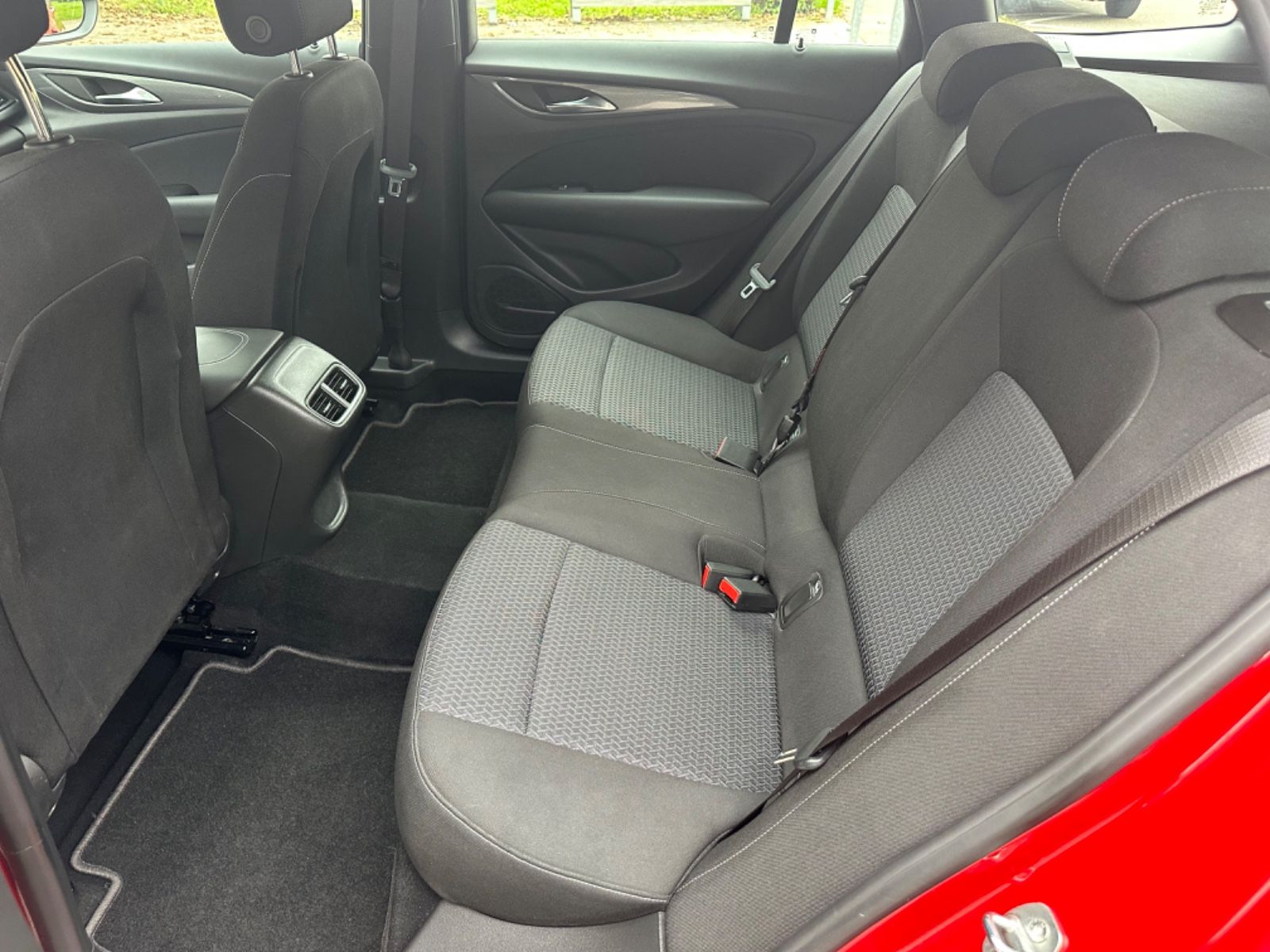 Opel Insignia Sports Business - Samsaru's Car Outlet