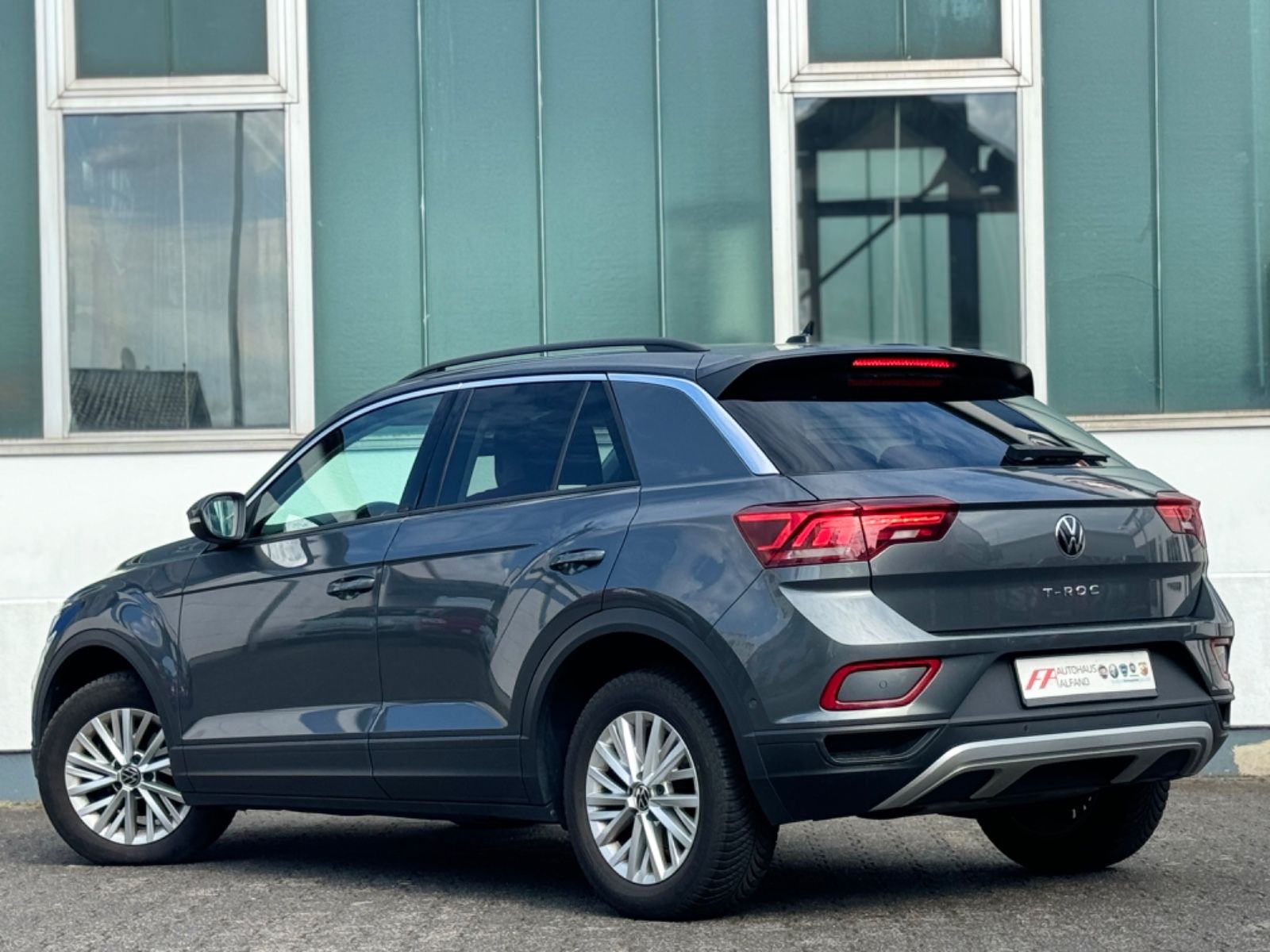 Volkswagen T-Roc Life - Samsaru's Car Outlet