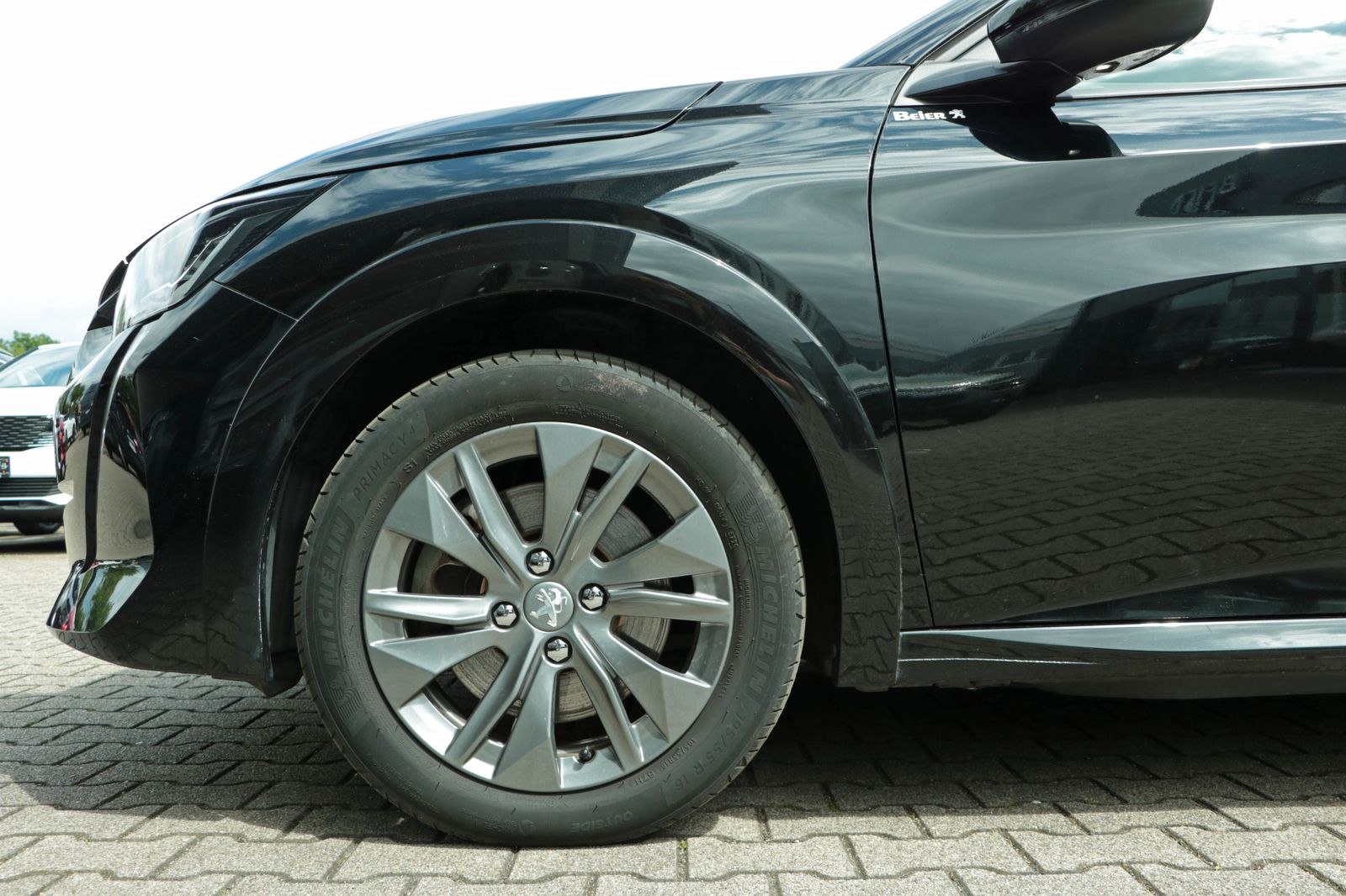 Peugeot E-208 e-Allure - Samsaru's Car Outlet