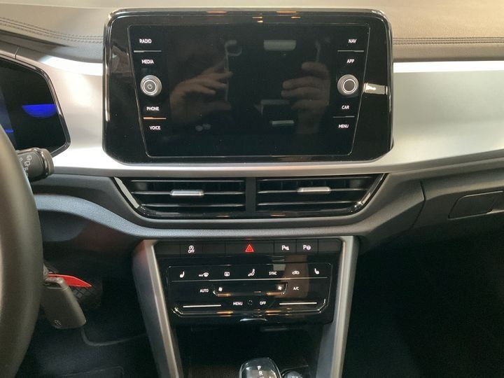 Volkswagen T-Roc Life TSI DSG - Samsaru's Car Outlet