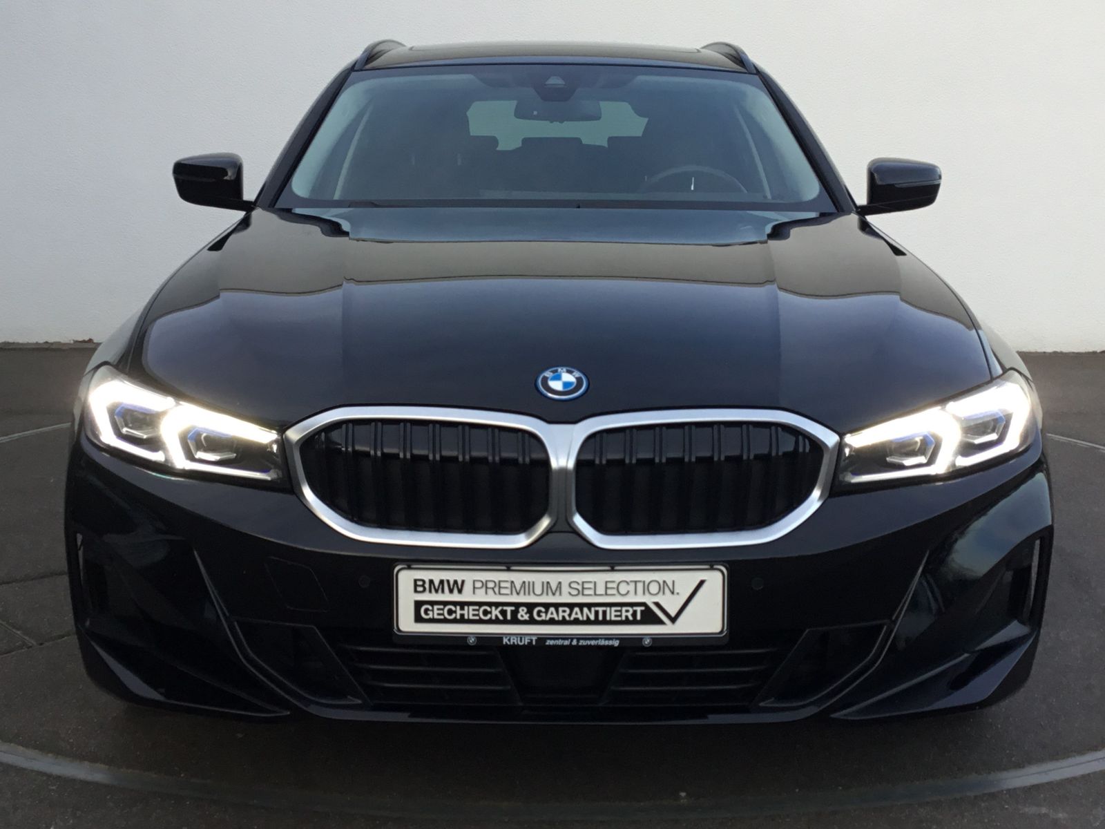 BMW 330e xDrive Touring LC PROF+HUD+PANO+AHK+KAMERA