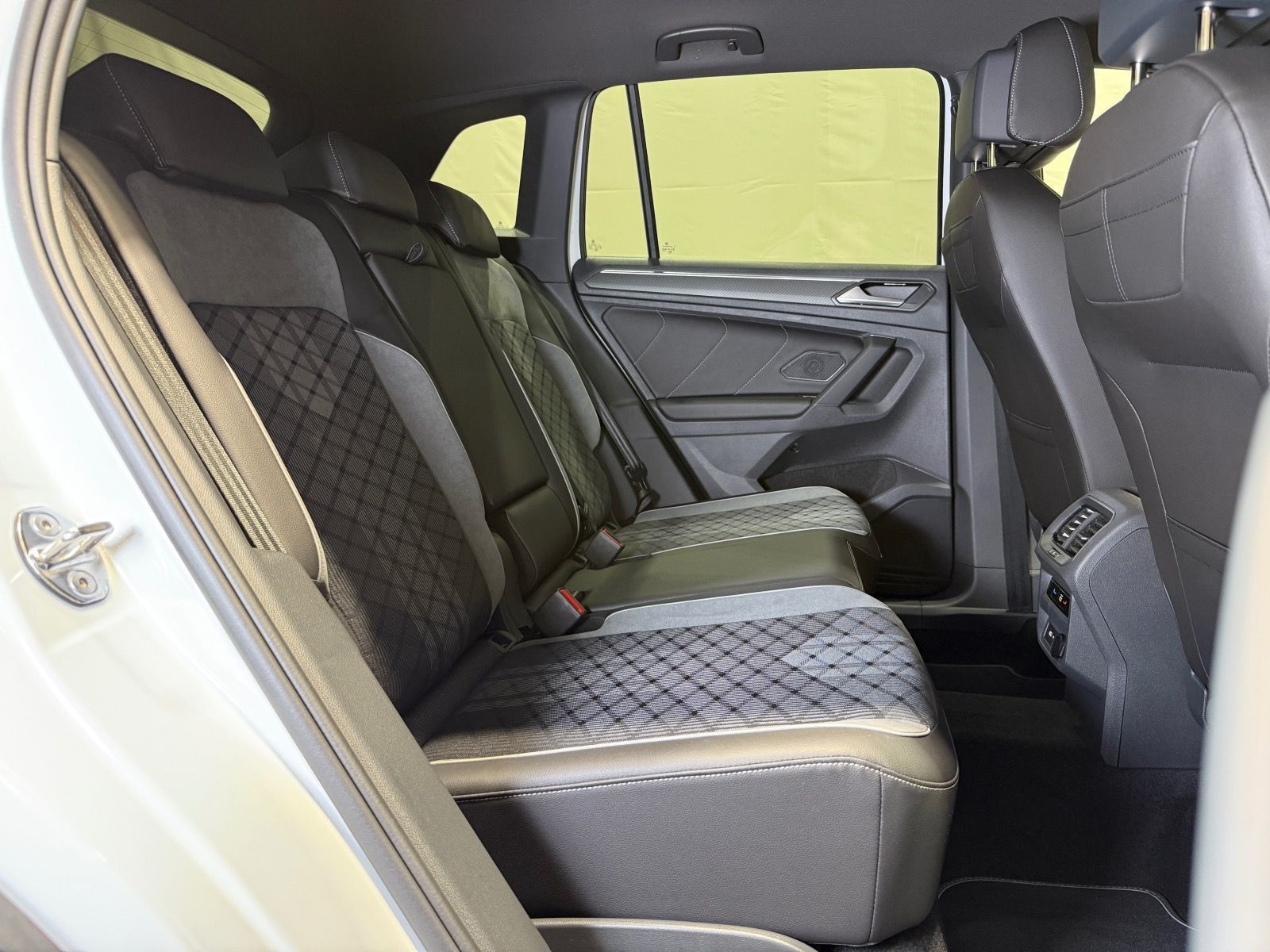 Volkswagen Tiguan R-Line 1.5 TSI DSG - Samsaru's Car Outlet