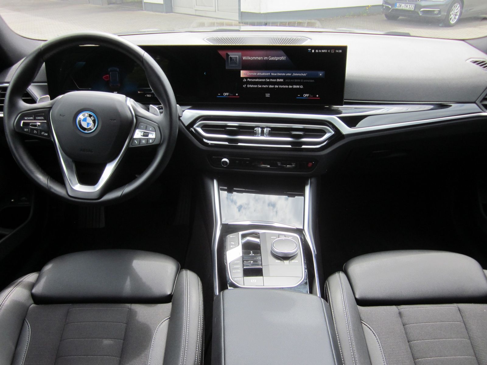 BMW 320e Touring LC Plus - Samsaru's Car Outlet