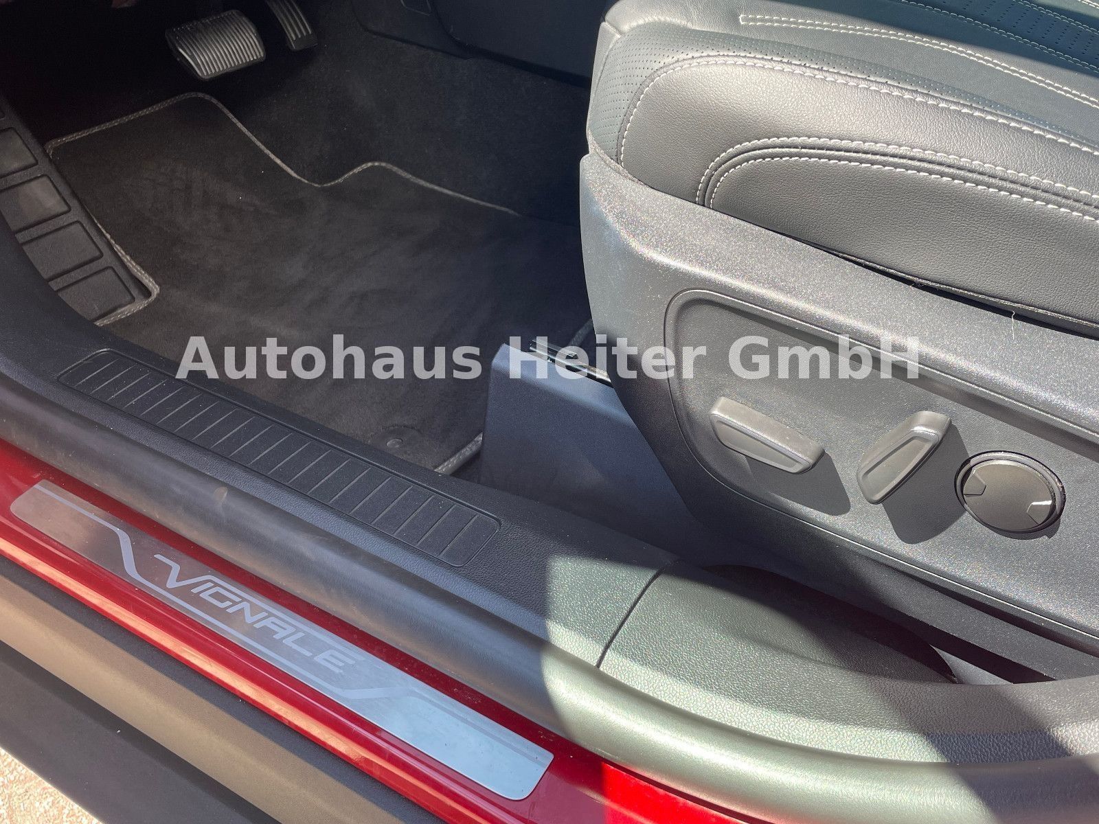 Ford Kuga FHEV Allrad Vignale - Samsaru's Car Outlet