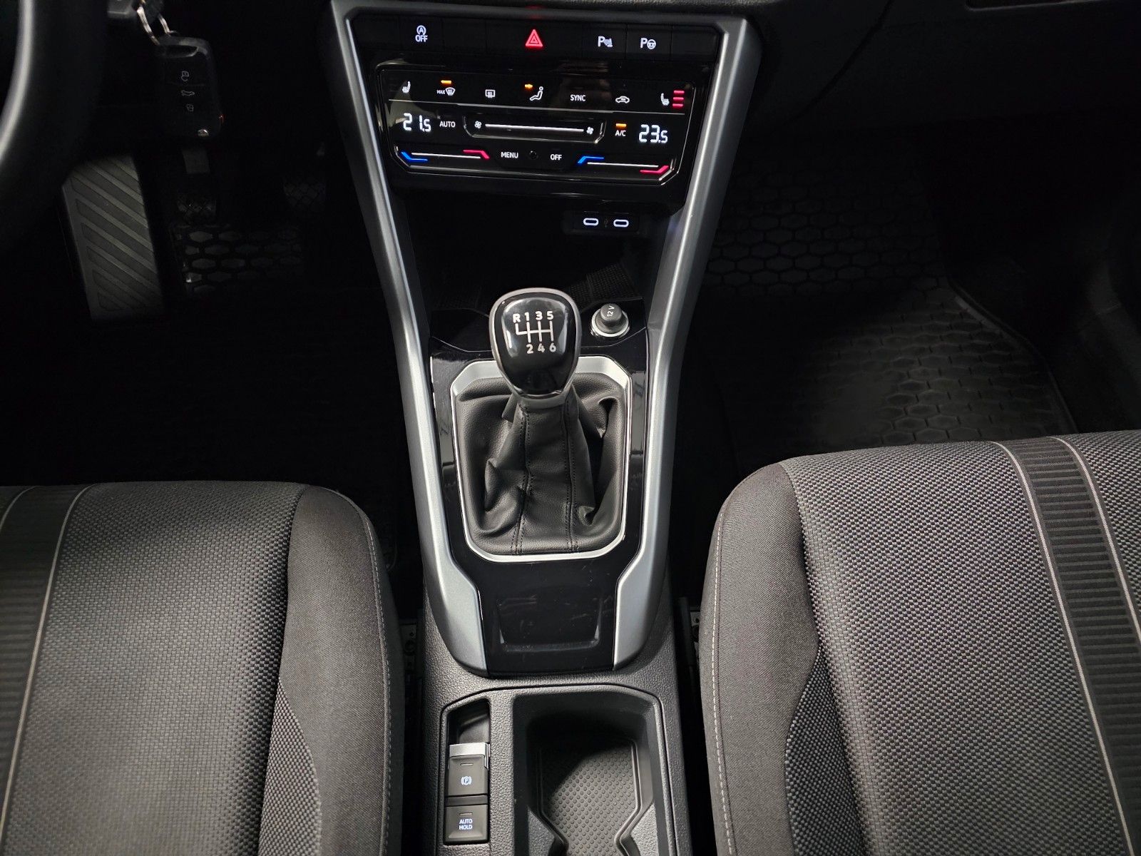 Volkswagen T-Roc 1.5 TSI Life - Samsaru's Car Outlet
