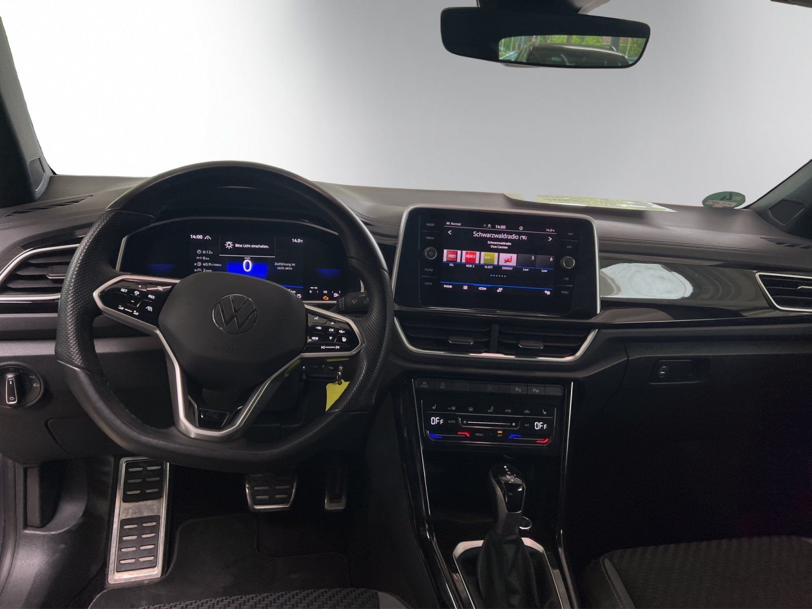 Volkswagen T-Roc 1.5 TSI R-Line - Samsaru's Car Outlet