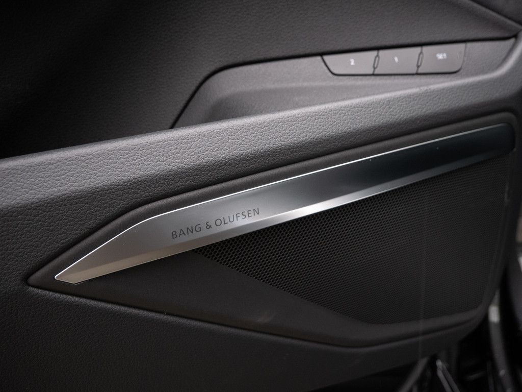 Audi Q8 S line 50 e-tron quattro - Samsaru's Car Outlet
