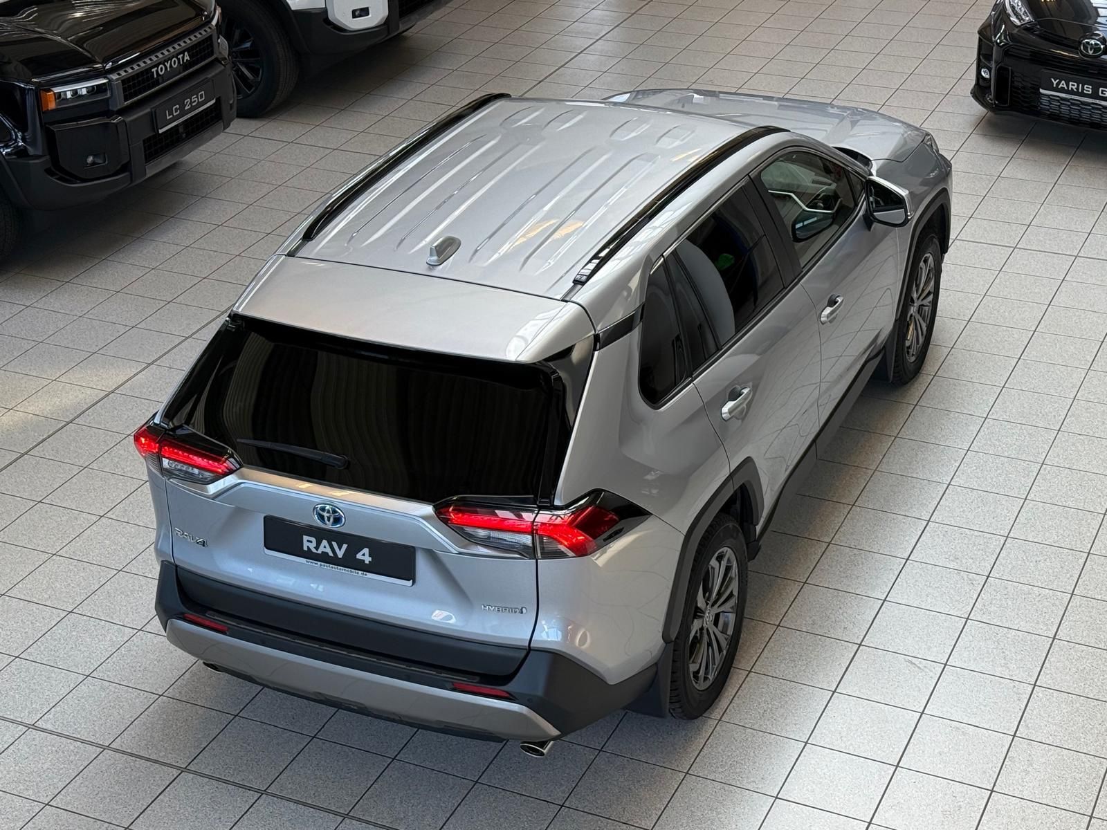 Toyota RAV 4 HYBRID 4x4 - Samsaru's Car Outlet