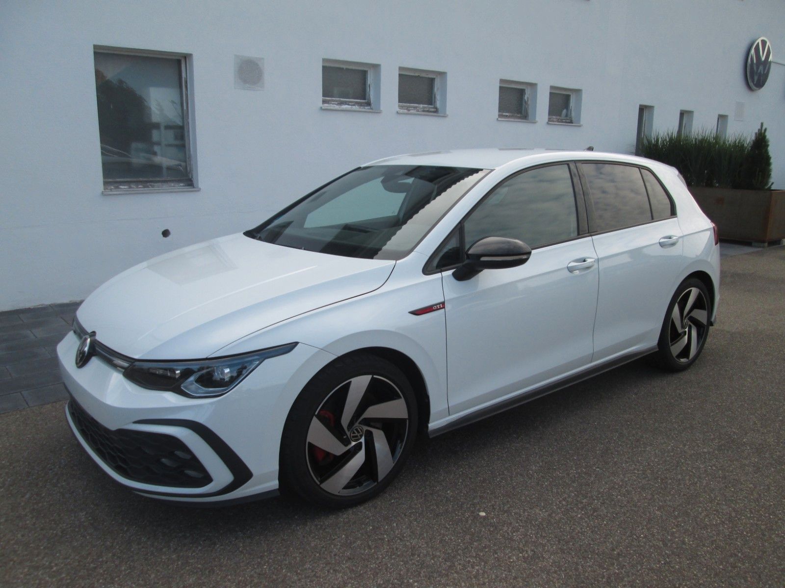 Volkswagen Golf VIII GTI 2.0 TSI - Samsaru's Car Outlet