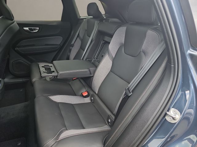 Volvo XC60 B5 AWD Ultimate Dark - Samsaru's Car Outlet
