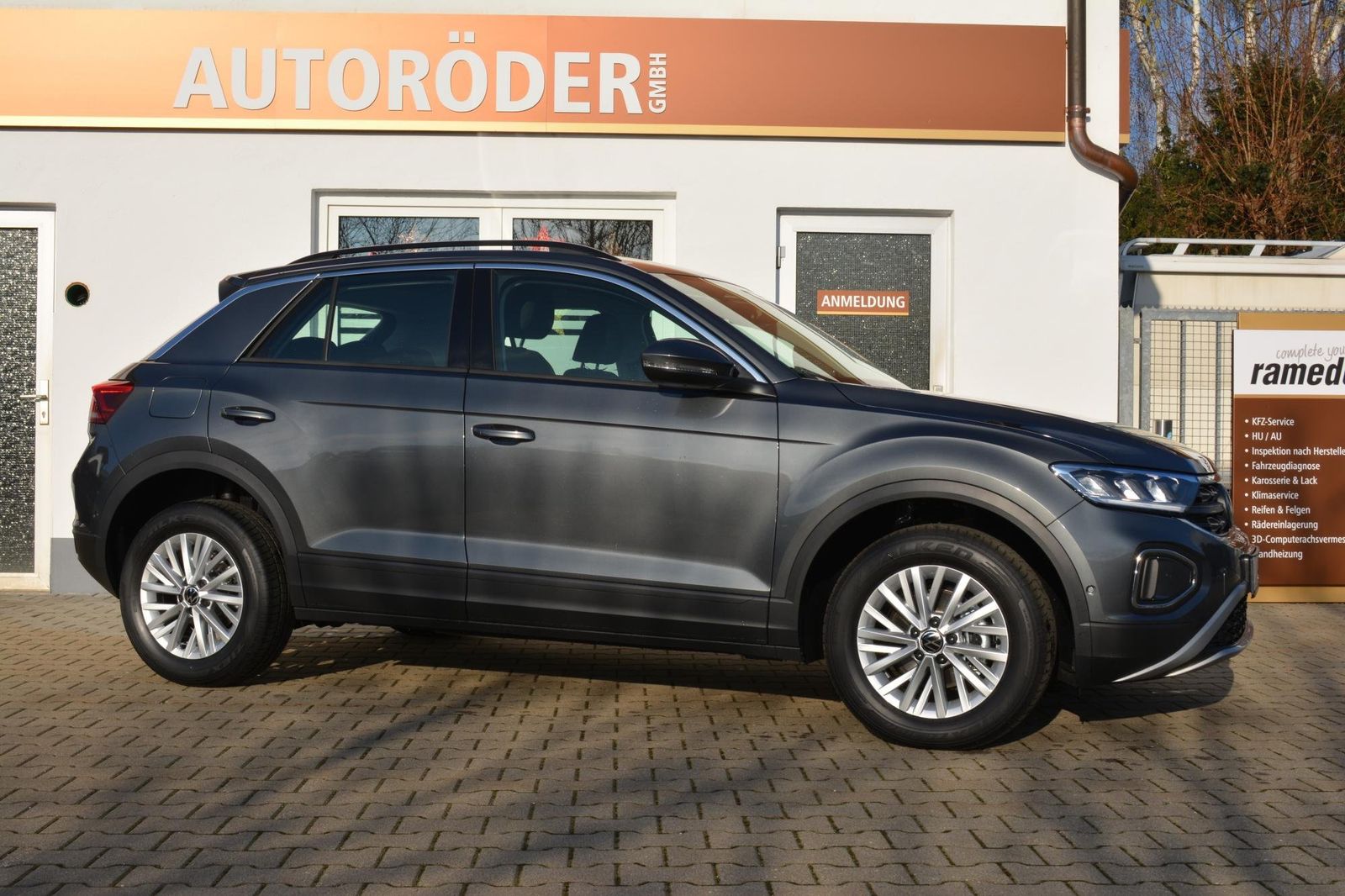 Volkswagen T-Roc Life Plus - Samsaru's Car Outlet