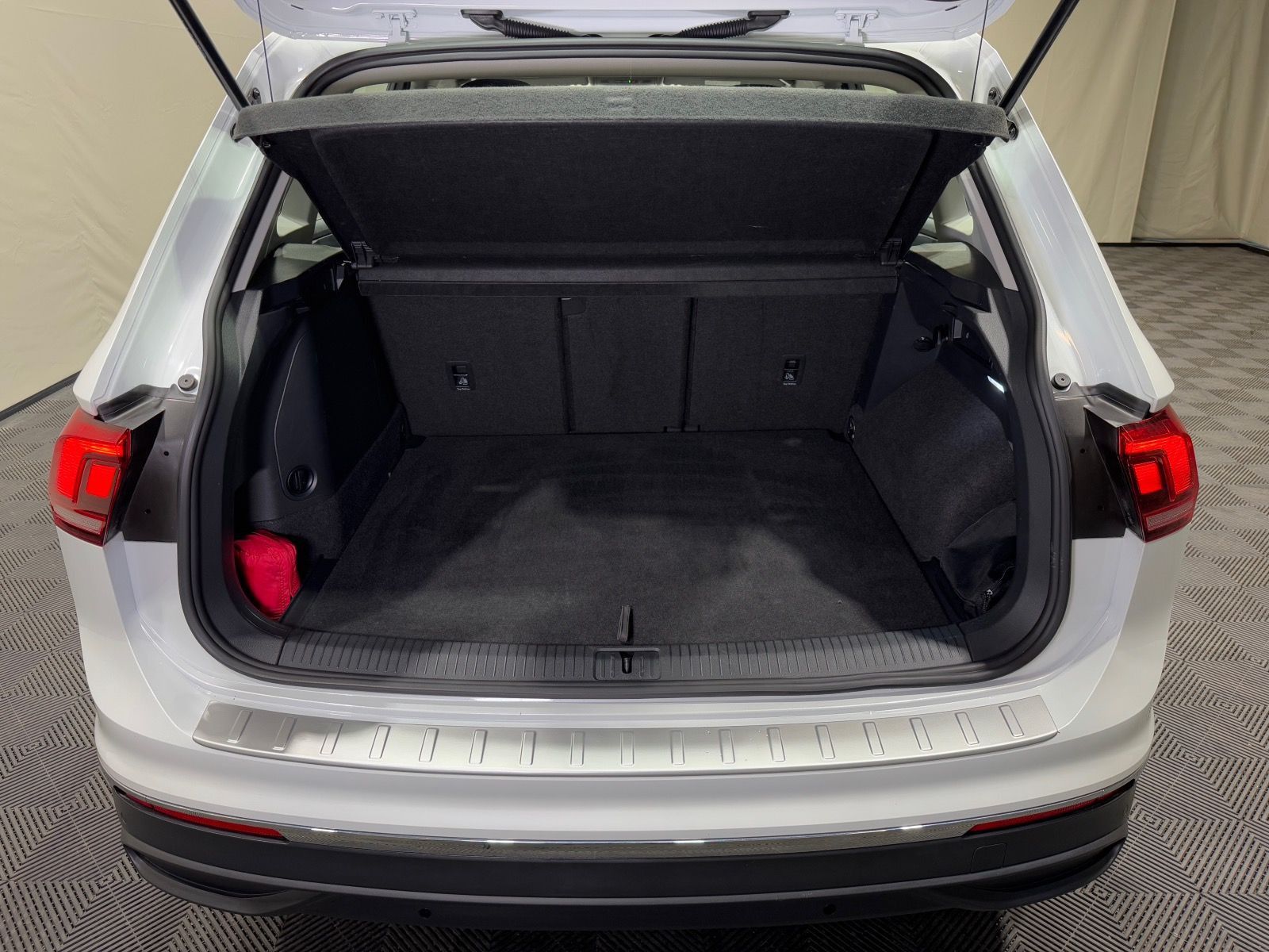 Volkswagen Tiguan Life 1.4 TSI eHybrid - Samsaru's Car Outlet