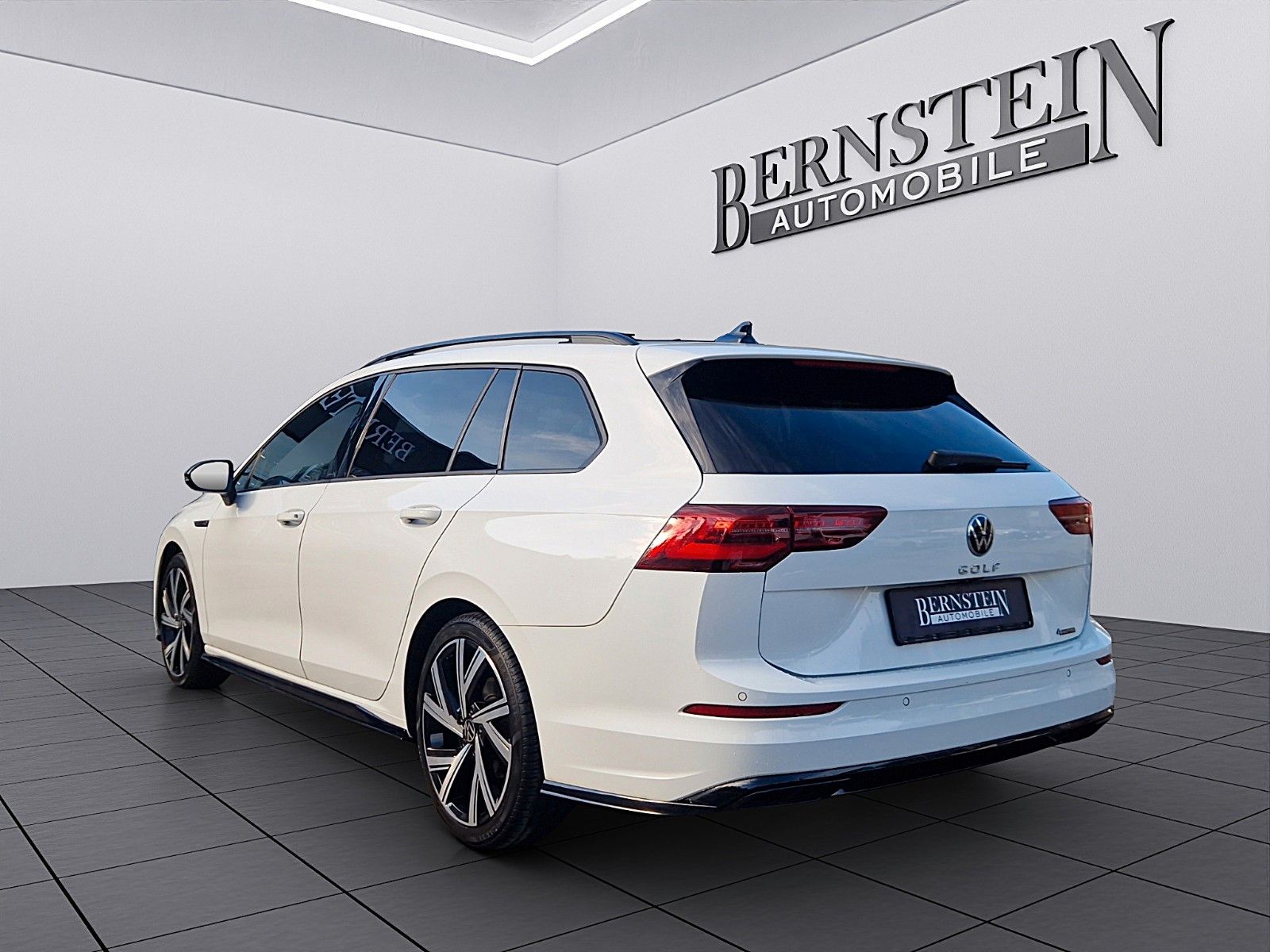 Volkswagen Golf VIII Variant R-Line 4Motion - Samsaru's Car Outlet