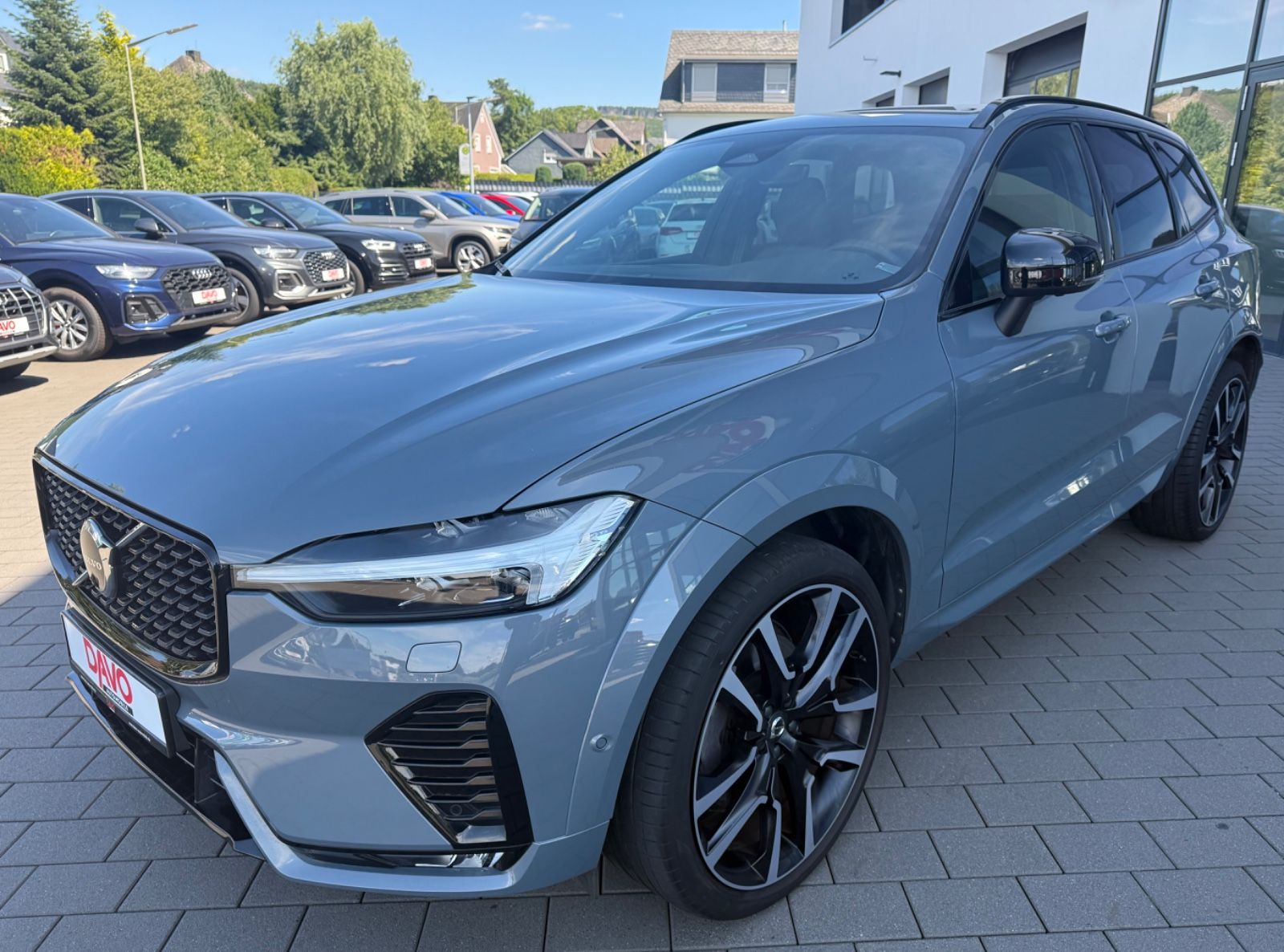 Volvo XC60 R-Design - Samsaru's Car Outlet