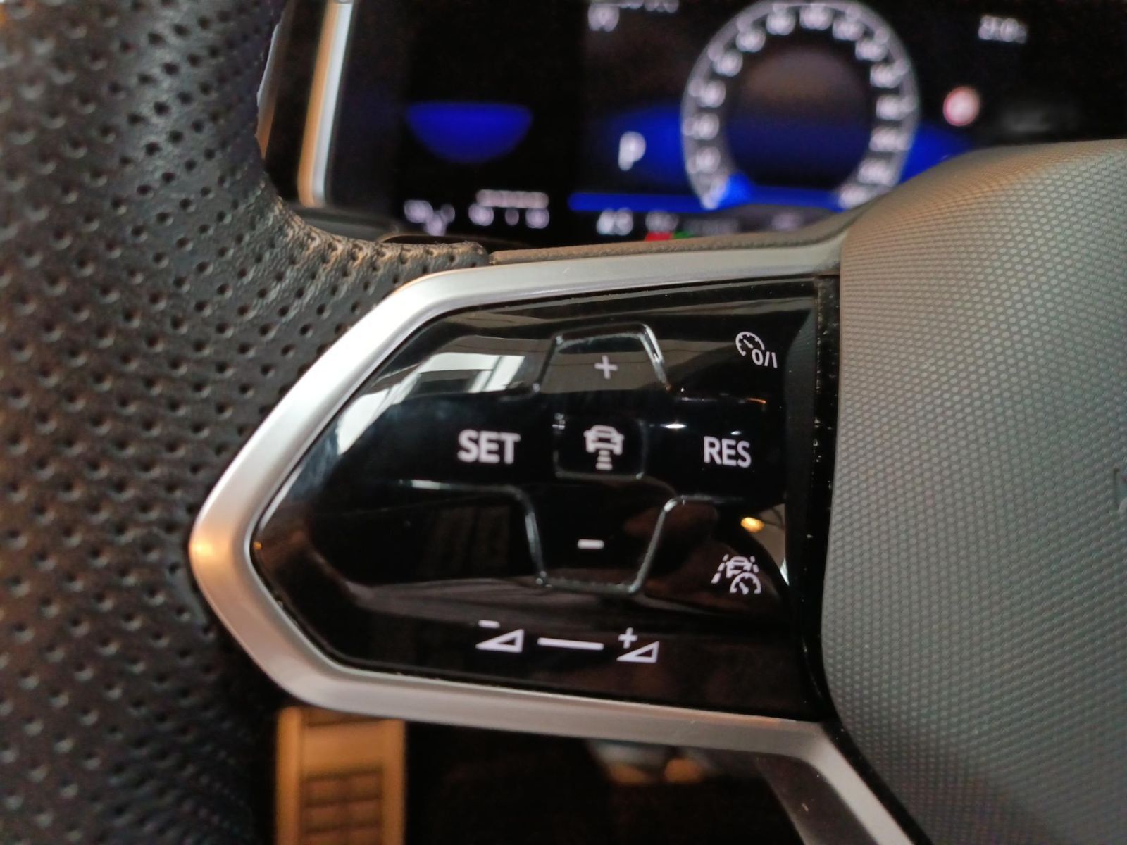 Volkswagen T-Roc 1.5 TSI R-Line - Samsaru's Car Outlet
