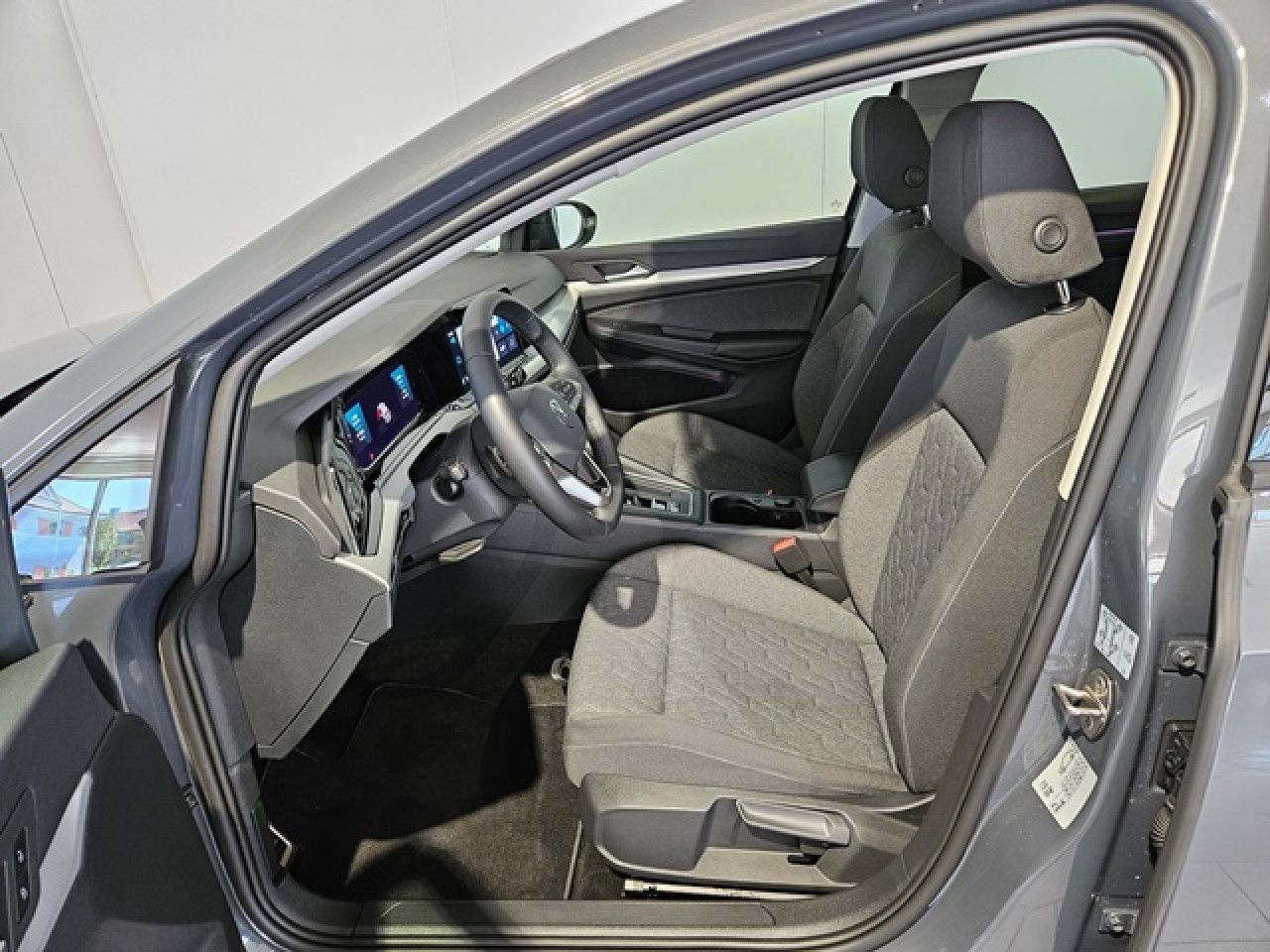 Volkswagen Golf 1.5 eTSI Move DSG - Samsaru's Car Outlet
