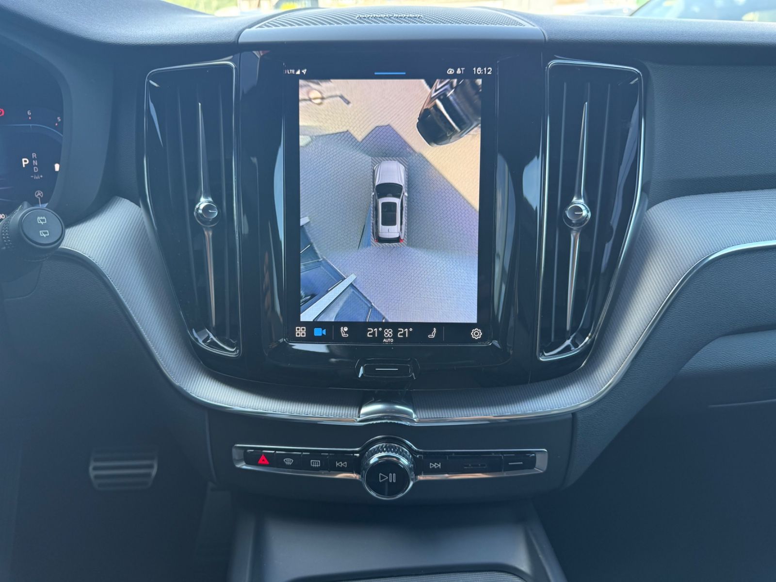Volvo XC60 R-Design - Samsaru's Car Outlet