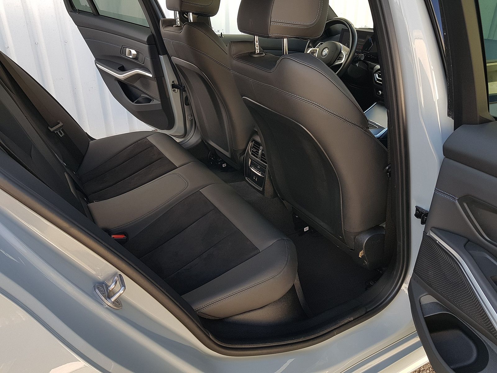 BMW 320d xDrive M-Sport - Samsaru's Car Outlet