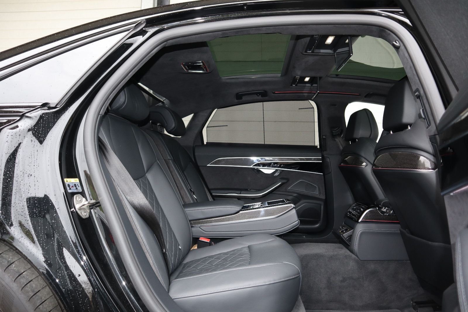 Audi A8L 60 TFSIe lang S-Line - Samsaru's Car Outlet