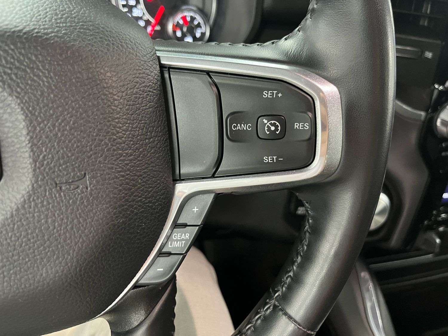 Dodge RAM 5,7l V8 *LARAMIE/12 Zoll Display/LED/AHK/SHZ