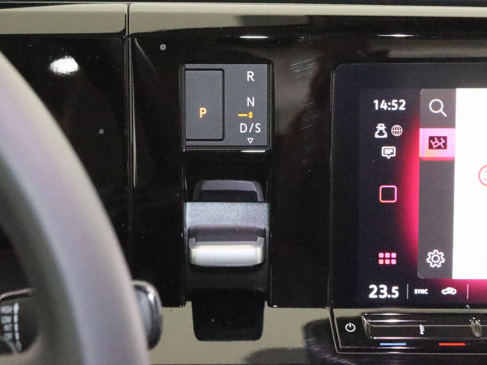 Volkswagen T7 Multivan 2.0 TDI Style - Samsaru's Car Outlet