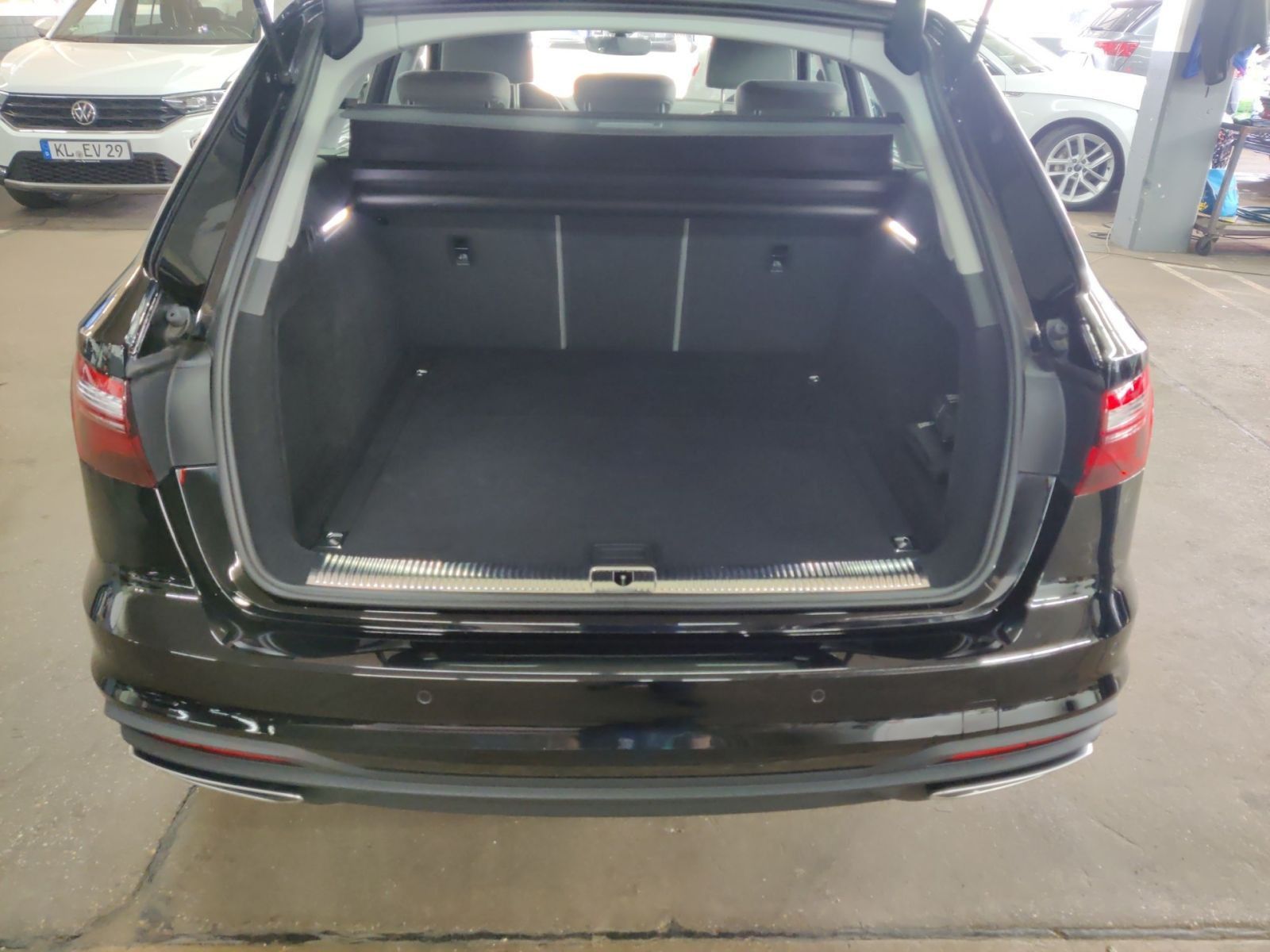 Audi A4 Avant 35 TFSI Business - Samsaru's Car Outlet