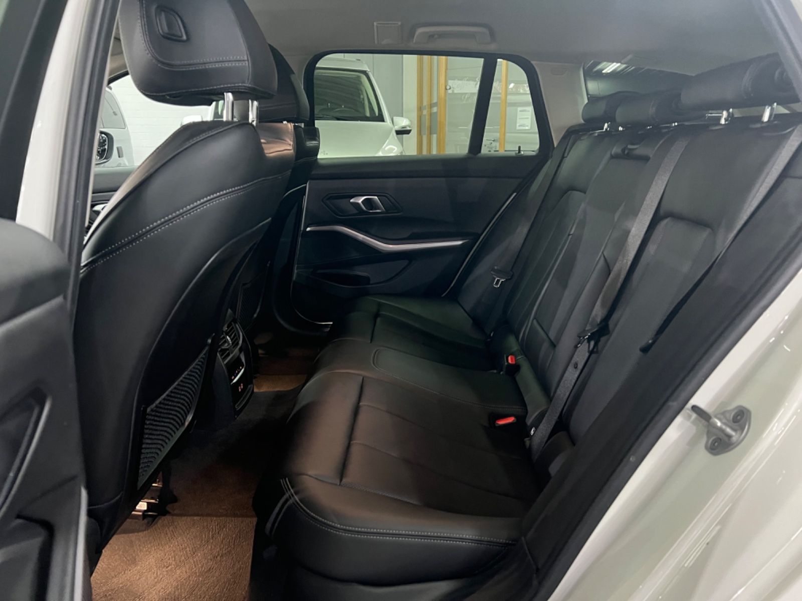 BMW 330 e Advantage Touring - Samsaru's Car Outlet