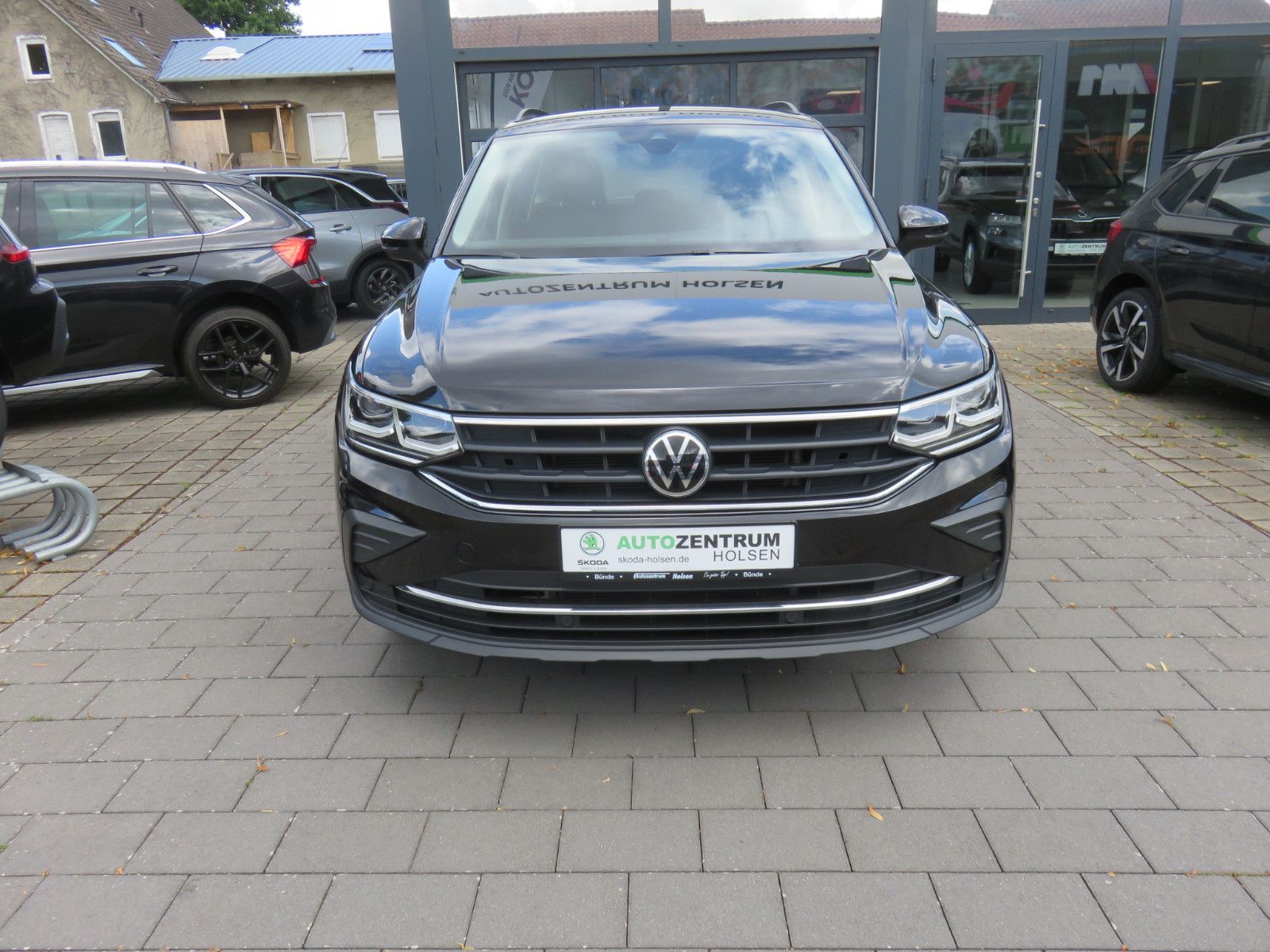 Volkswagen Tiguan 2.0 TDI DSG Life - Samsaru's Car Outlet