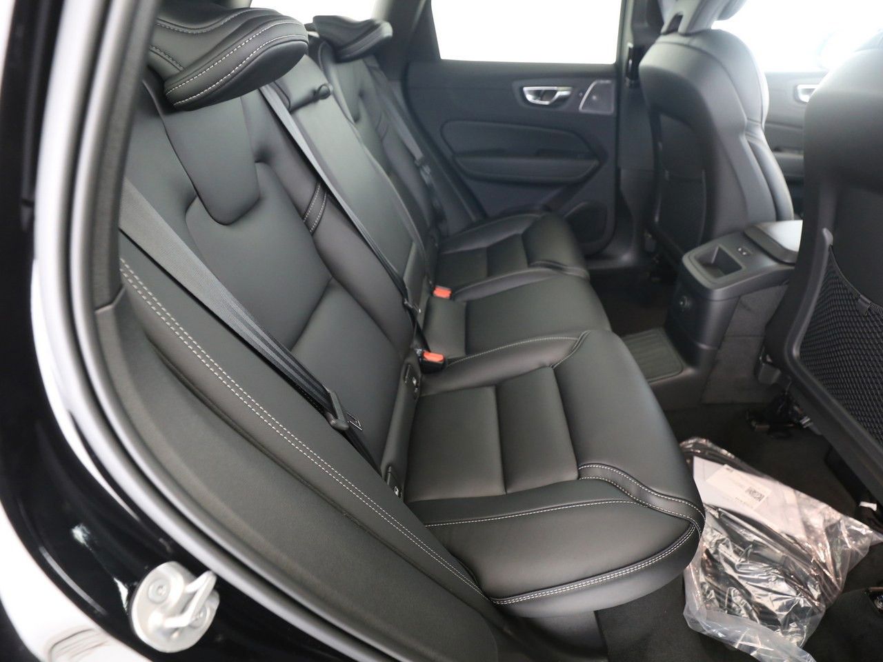Volvo XC60 Plus Black Edition Plug-In Hybrid - Samsaru's Car Outlet
