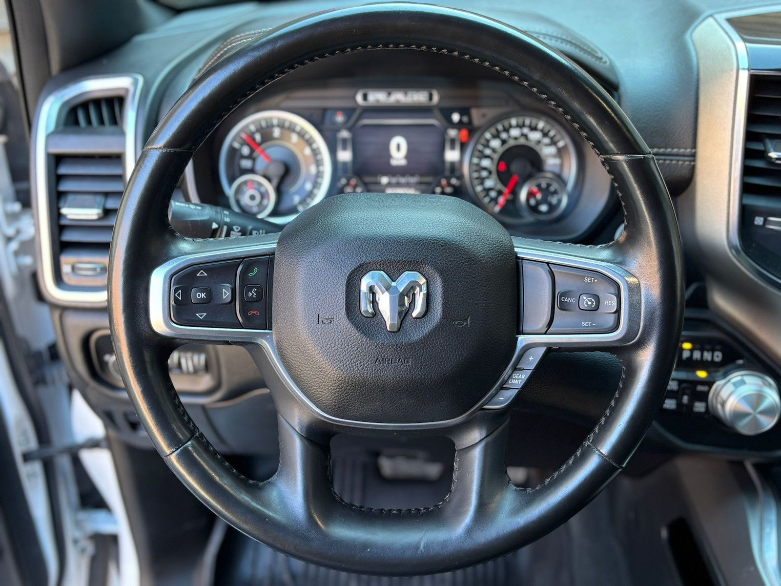 Dodge RAM 1500 Laramie 5.7L 12Zoll Display 4x4 AHK