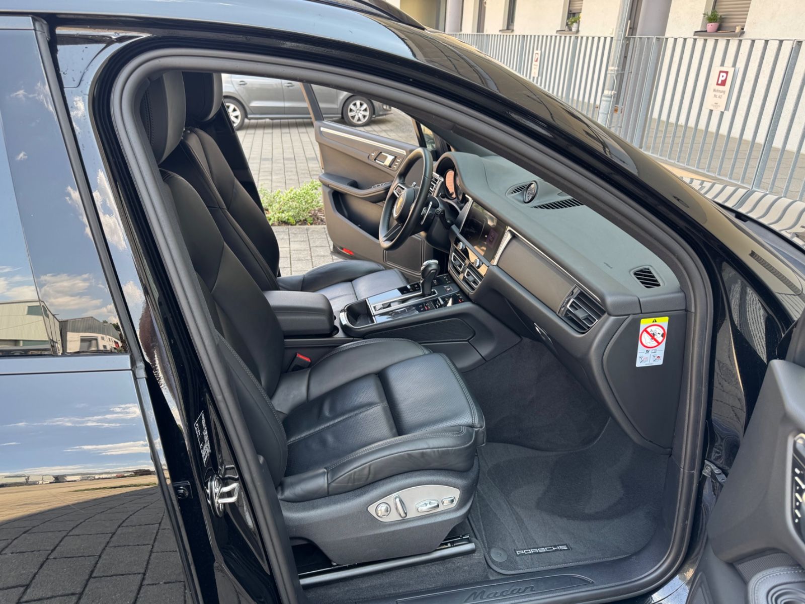 Porsche Macan - Samsaru's Car Outlet