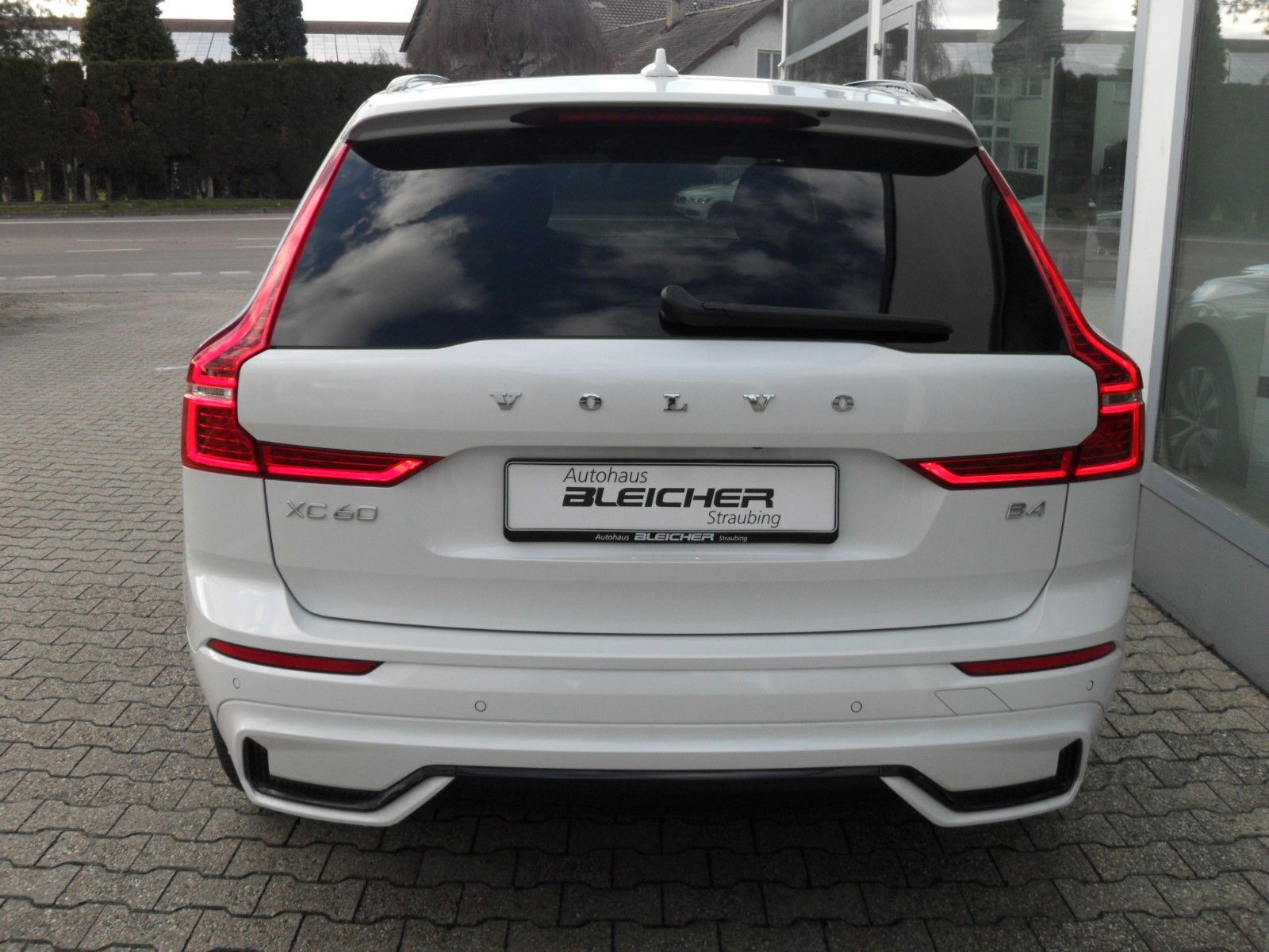 Volvo XC 60 B4 Plus Dark - Samsaru's Car Outlet