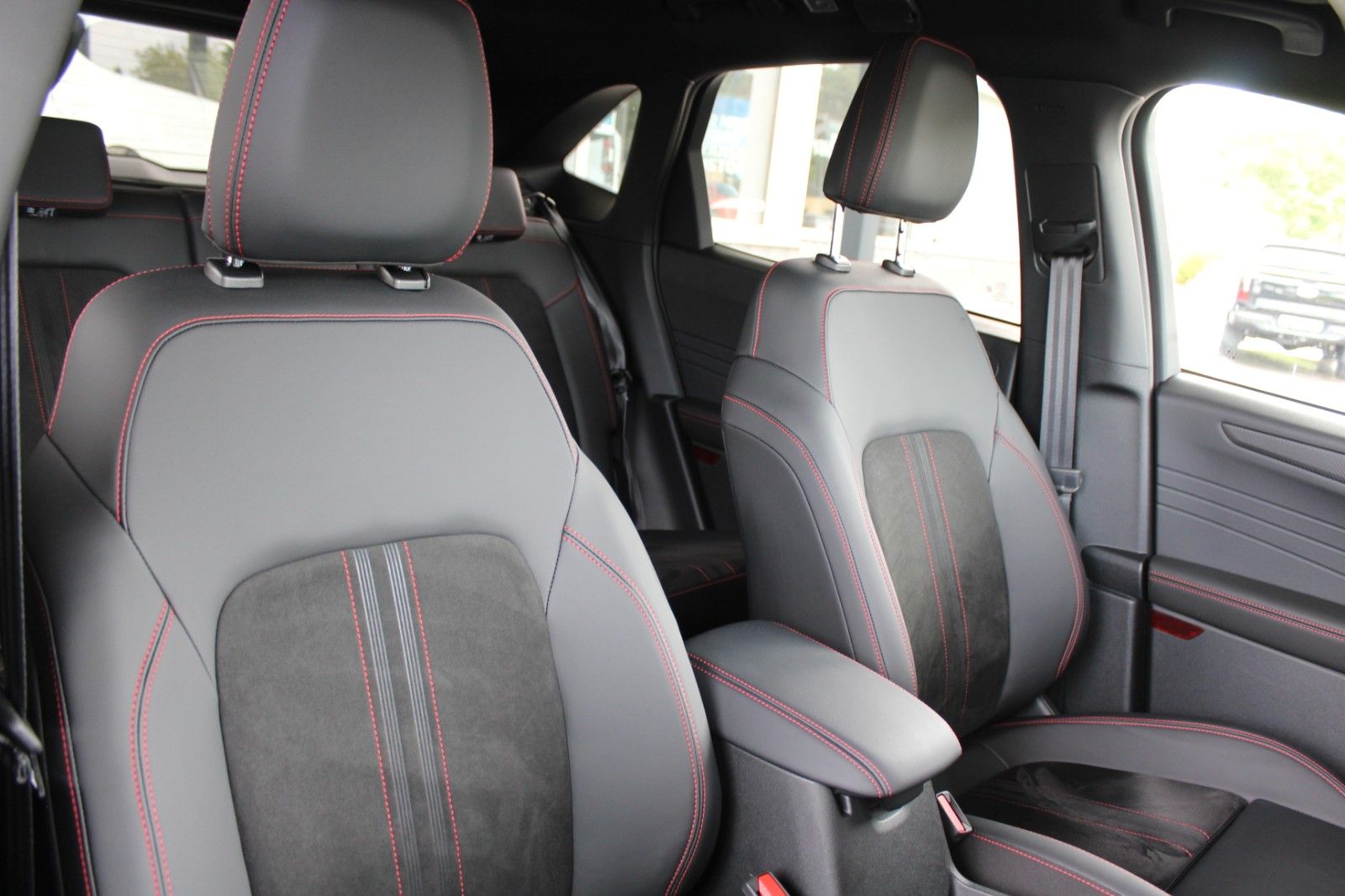 Ford Kuga ST-Line X 2.5 FHEV Allrad - Samsaru's Car Outlet