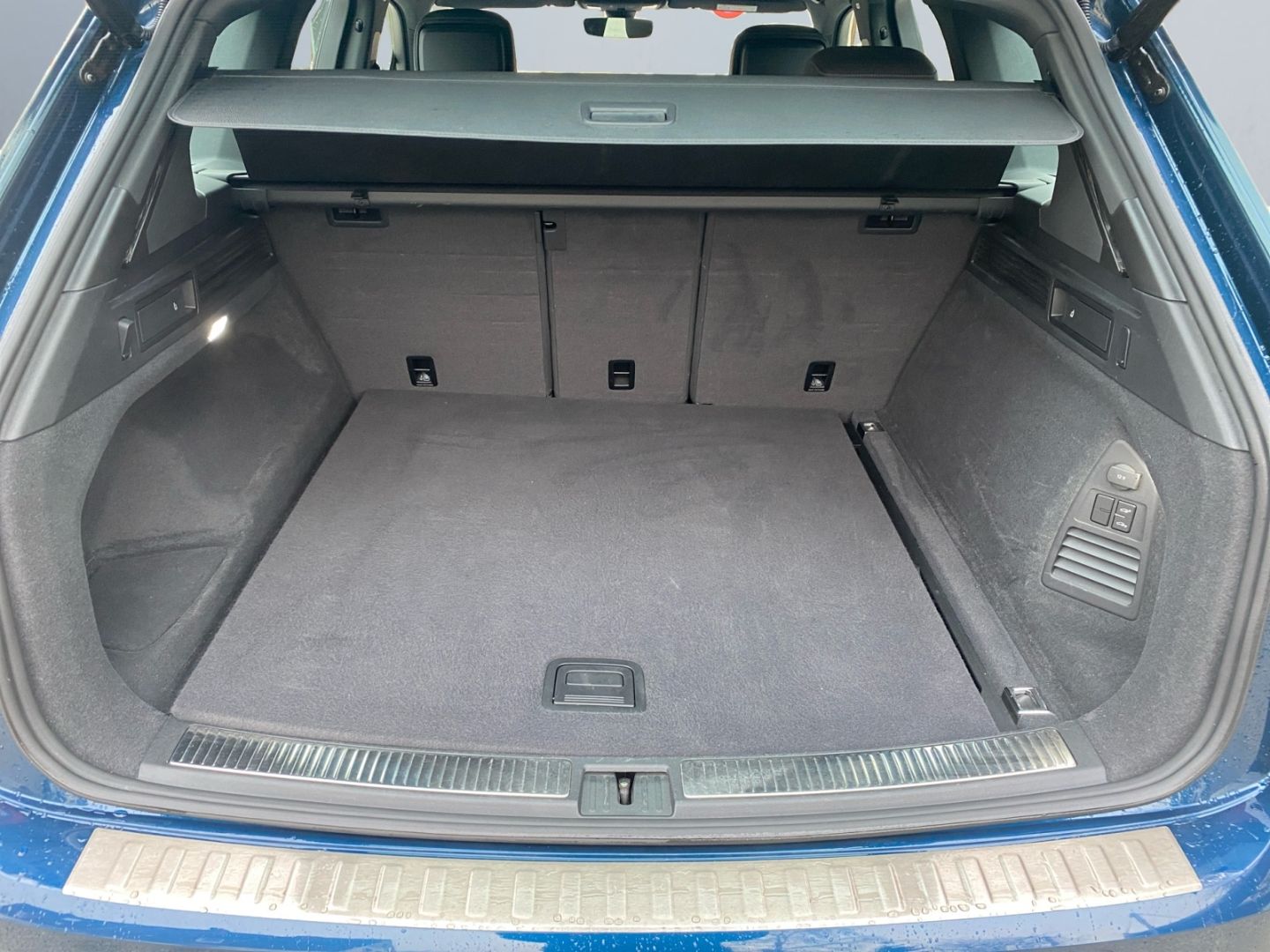 Volkswagen Touareg 3.0 V6 TDI 4M R-Line - Samsaru's Car Outlet