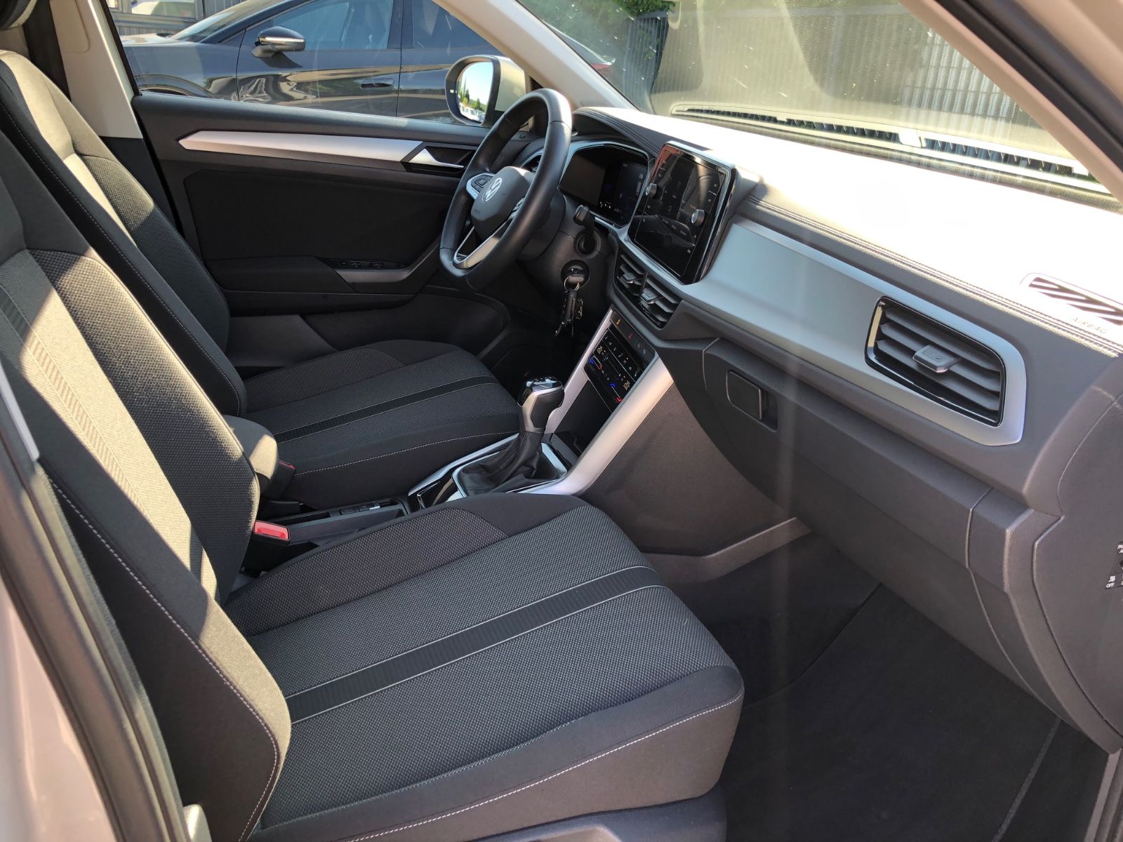 Volkswagen T-Roc Life - Samsaru's Car Outlet